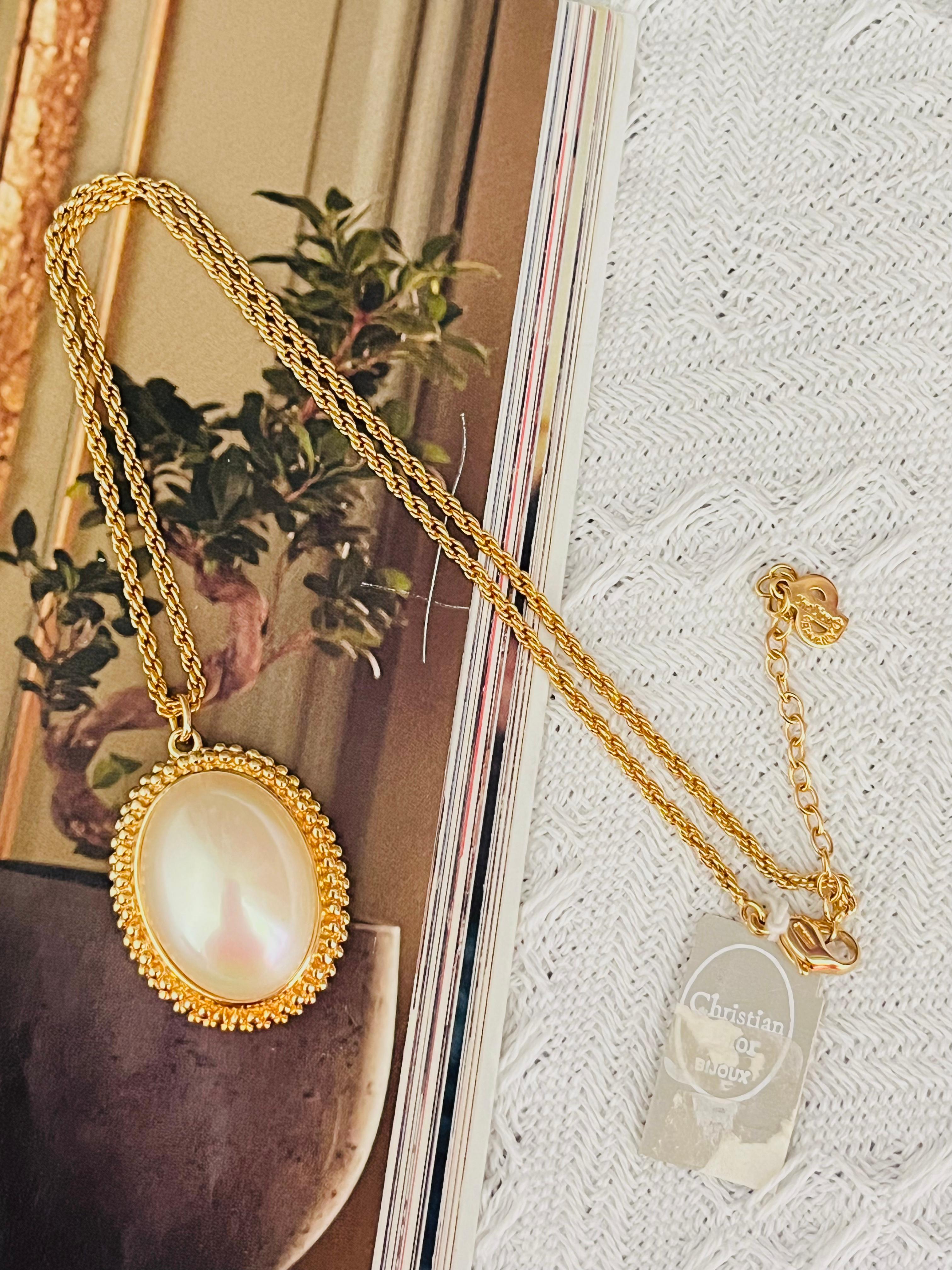 Christian Dior Vintage 1980er Jahre große ovale weiße Perle Anhänger Kette elegante Halskette, vergoldet, neu

Neuer Zustand. Vintage-Halskette, aus den 1980er Jahren, nie benutzt. Kommt mit Original-Etikett. 100% echt.

Gezeichnet 'Chr.Dior (C)'.