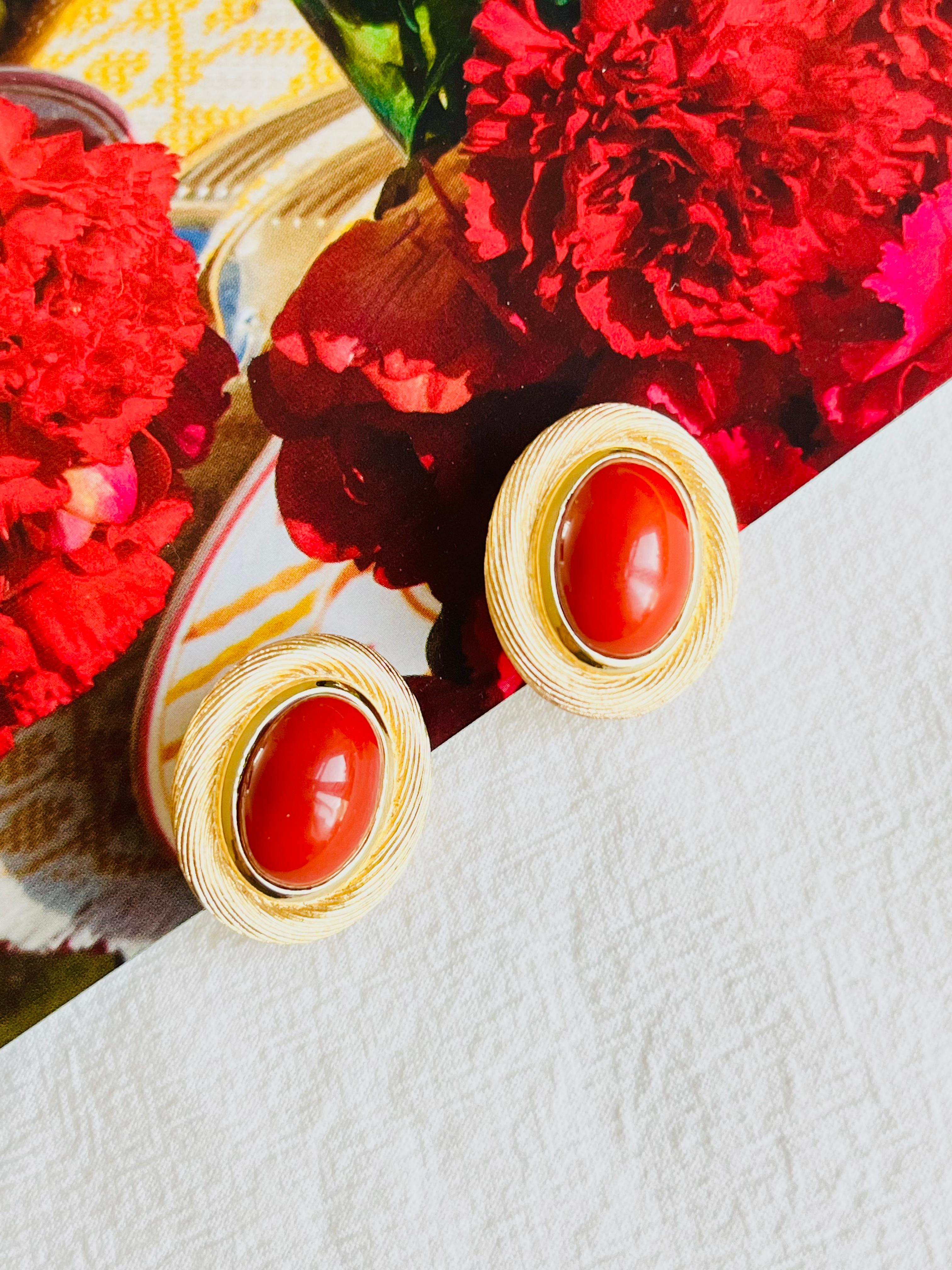 Christian Dior Vintage 1980er Jahre Große rote ovale Perle Modernistische Gold-Clip-Ohrringe  (Barock) im Angebot