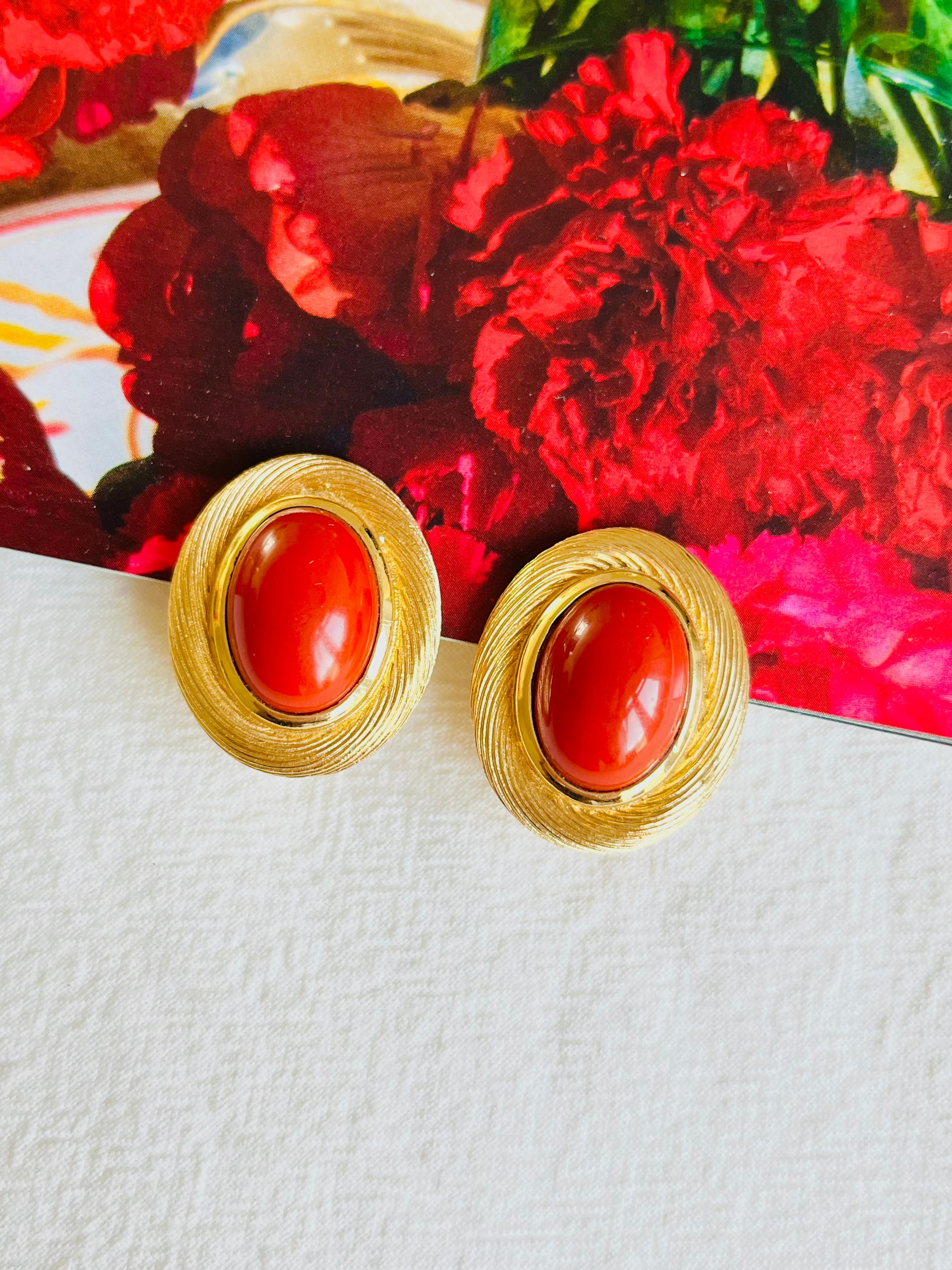 Baroque Christian Dior Vintage 1980s Large Red Oval Pearl Modernist Gold Clip Earrings For Sale