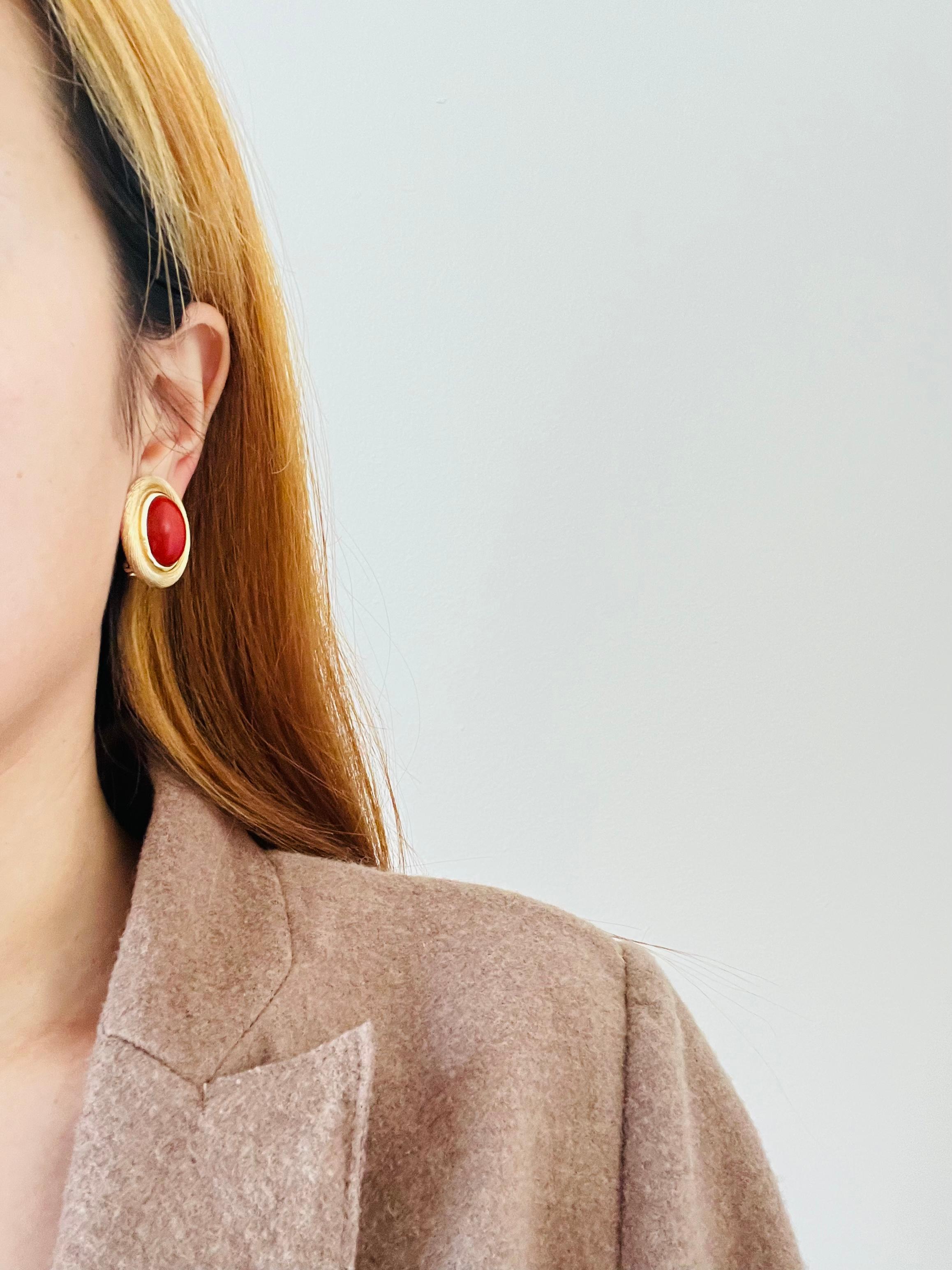 Christian Dior Vintage 1980s Large Red Oval Pearl Modernist Gold Clip Earrings In Excellent Condition In Wokingham, England