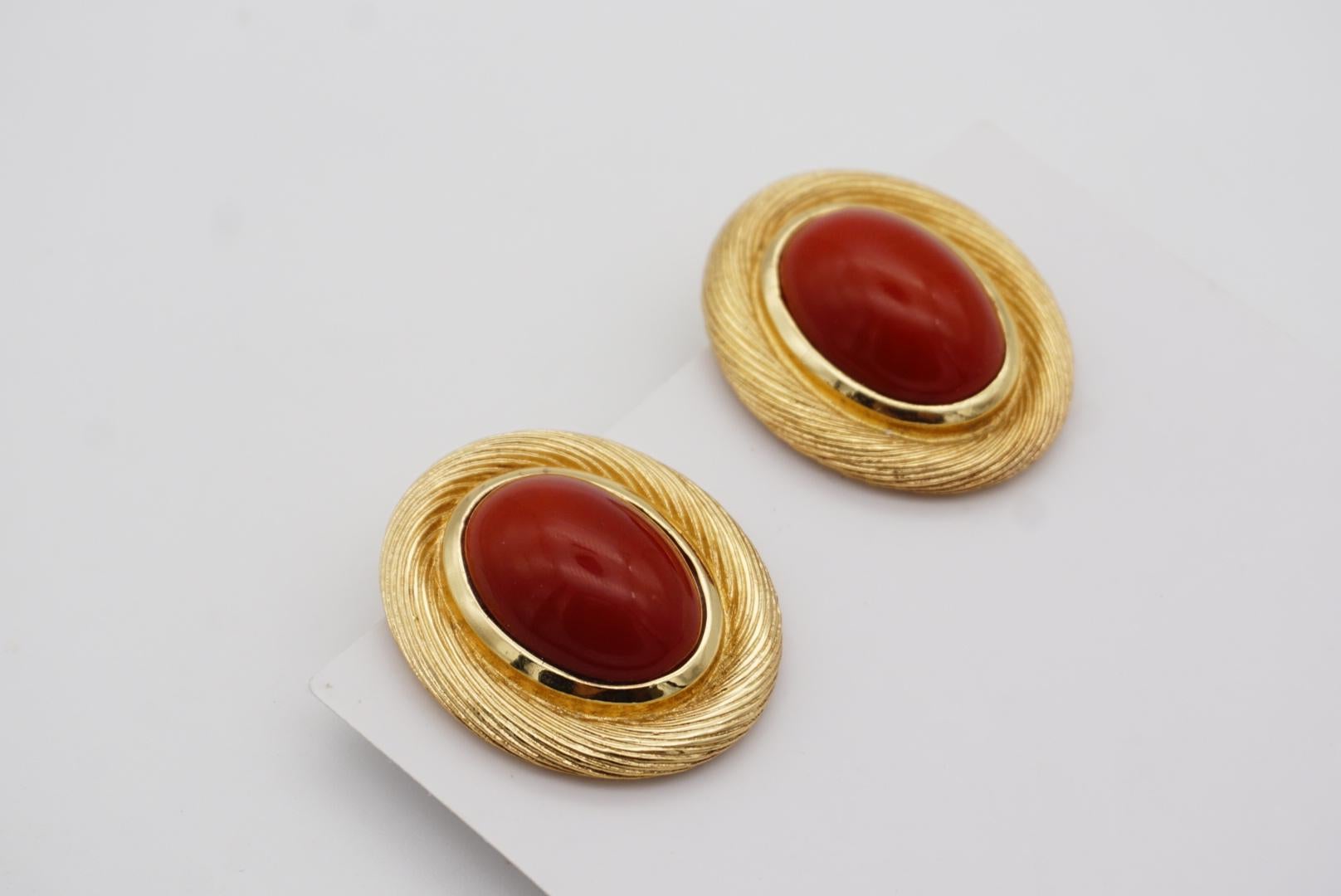 Christian Dior Vintage 1980er Jahre Große rote ovale Perle Modernistische Gold-Clip-Ohrringe  im Angebot 3
