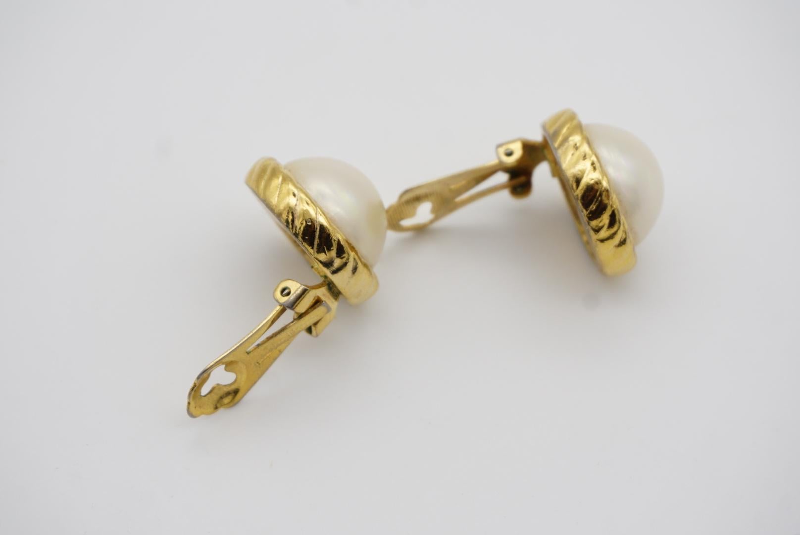 Christian Dior Vintage 1980s Large Round White Pearl Twist Gold Clip Earrings For Sale 7