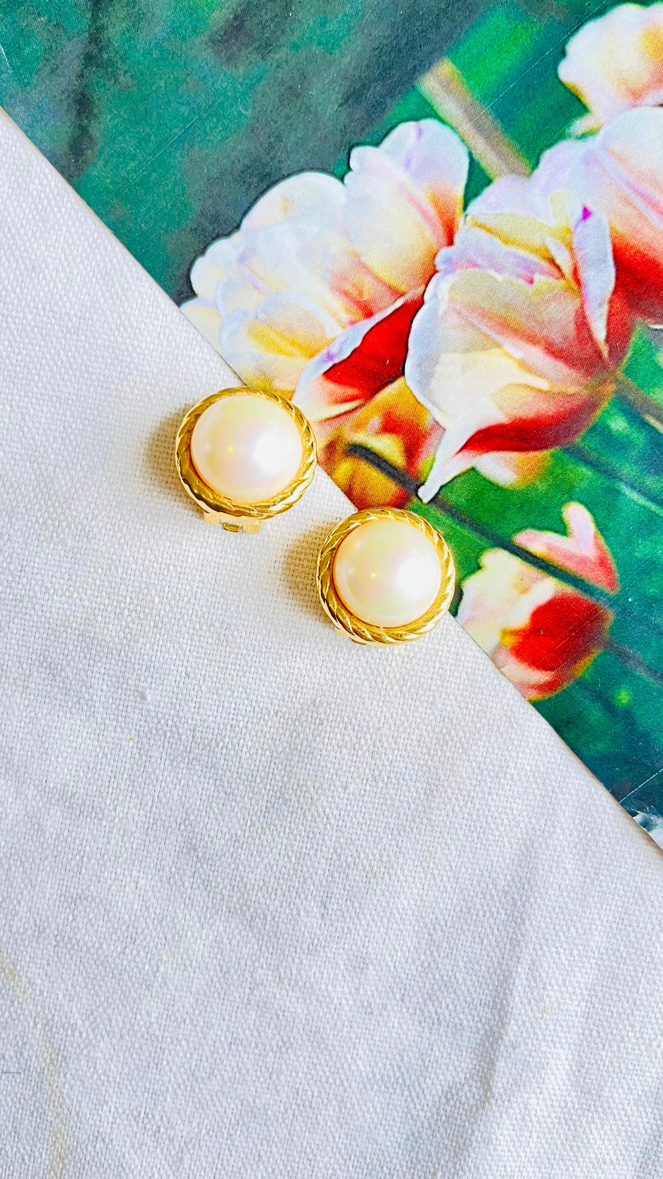 Very excellent condition. 100% Genuine.

A very beautiful pair of faux pearl earrings by Chr. DIOR, signed at the back.

Size: 2.1*2.1 cm.

Weight: 10.0 g/each.

_ _ _

Great for everyday wear. Come with velvet pouch and beautiful package.

Makes
