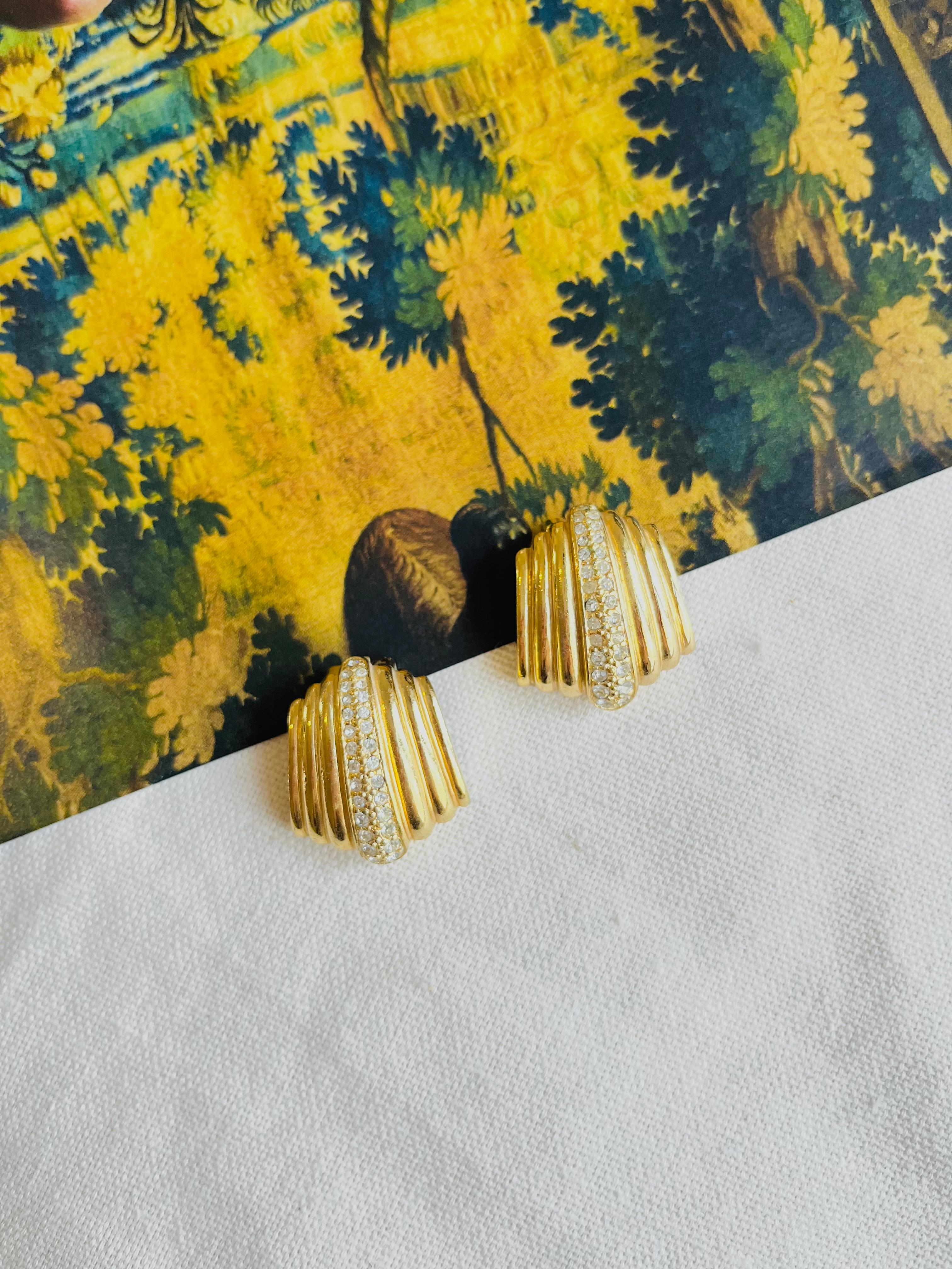 Very good condition. Not any colour loss. Very light scratches, barely noticeable. 100% Genuine.

A very beautiful pair of earrings by Chr. DIOR, signed at the back.

Size: 2.6*2.3 cm.

Weight: 12.0 g/each.

_ _ _

Great for everyday wear. Come with