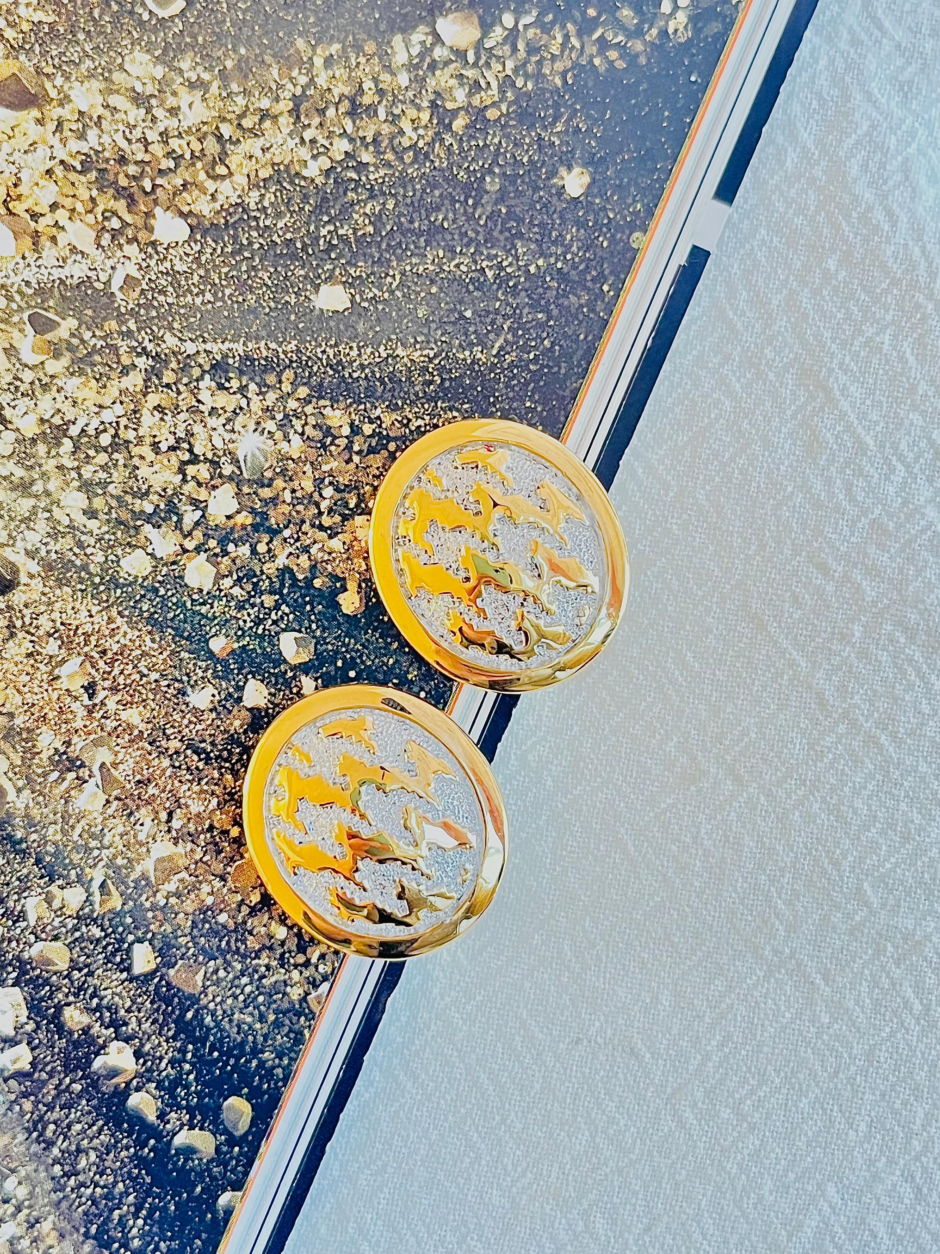 Christian Dior Vintage 1980er Jahre Große silbergraue Ripple Oval Glow Clip-Ohrringe (Art déco) im Angebot
