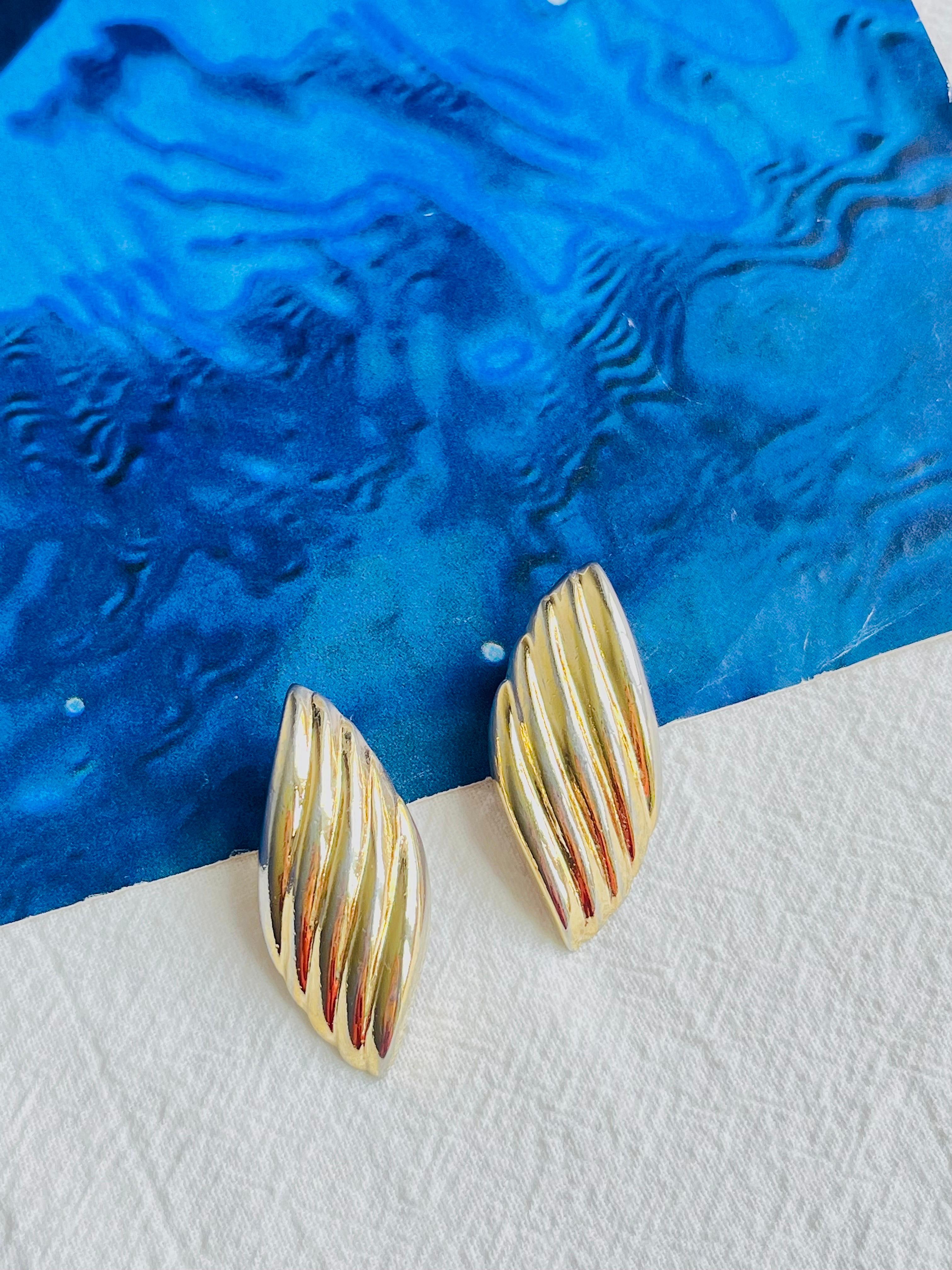 Christian Dior Vintage 1980s Large Spiral Shell Leaf Modernist Statement Clip Earrings, Gold Plated

Good condition. Light scratches, colour loss on front and back. 100% Genuine.

A very beautiful pair of earrings by Chr. DIOR, signed at the