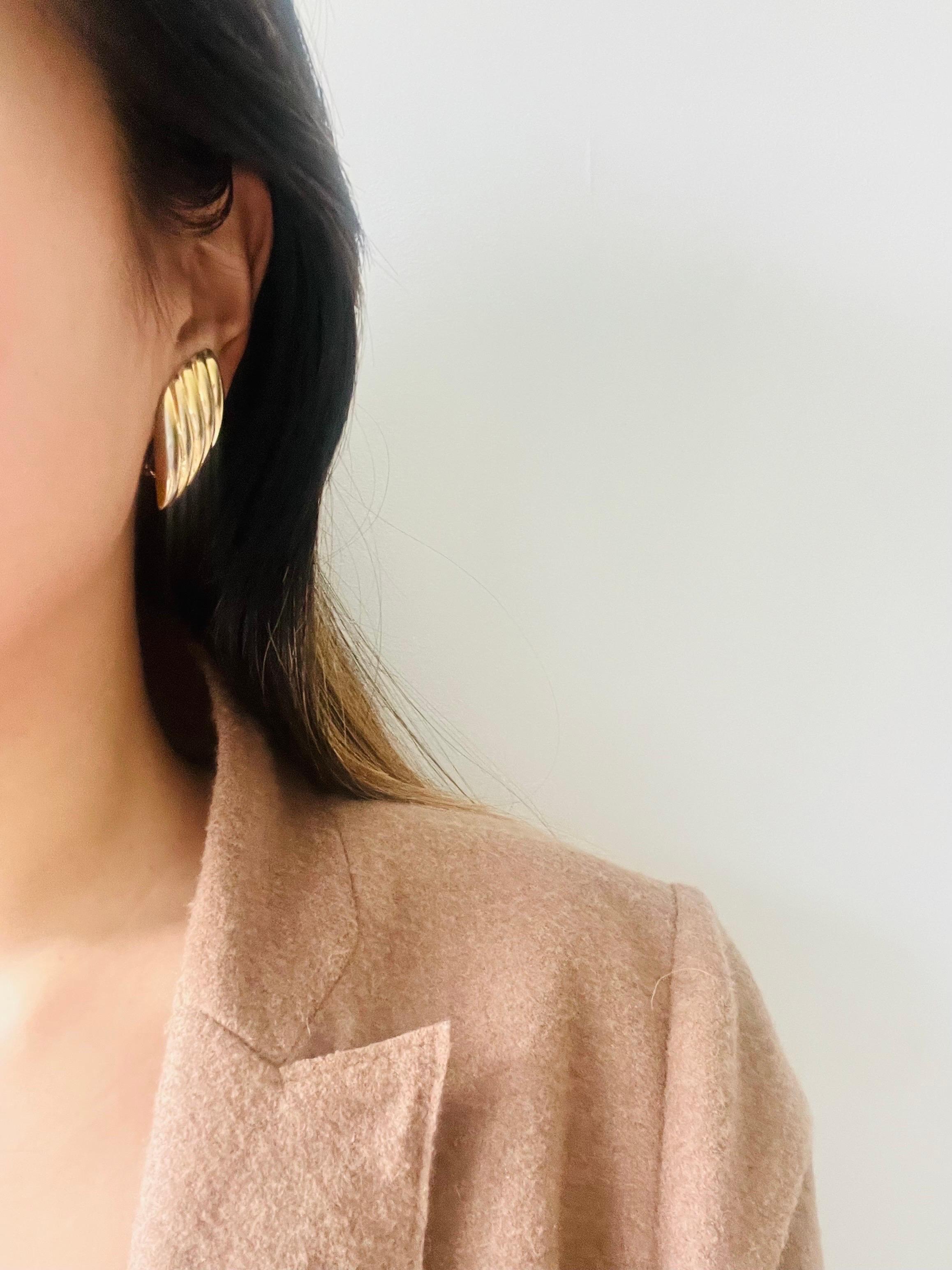 Christian Dior Vintage 1980s Large Spiral Shell Leaf Modernist Clip Earrings For Sale 2