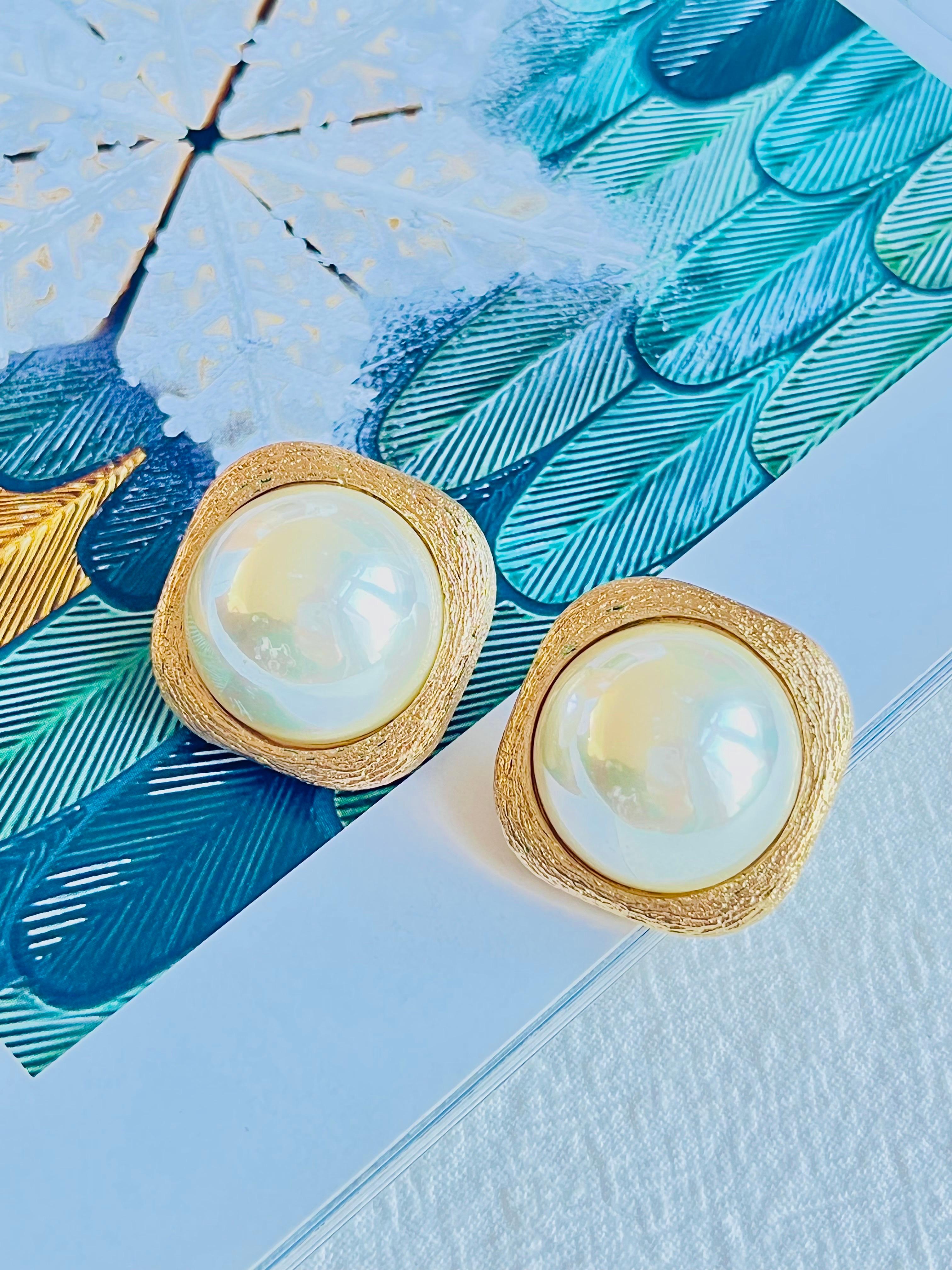 Christian Dior Vintage 1980s Large Square Cube White Round Circle Pearl Chunky Elegant Clip Earrings, Gold Tone

Good condition. Light scratches and colour loss, some peel off at faux pearls, barely noticeable. 100% Genuine.

A very beautiful pair