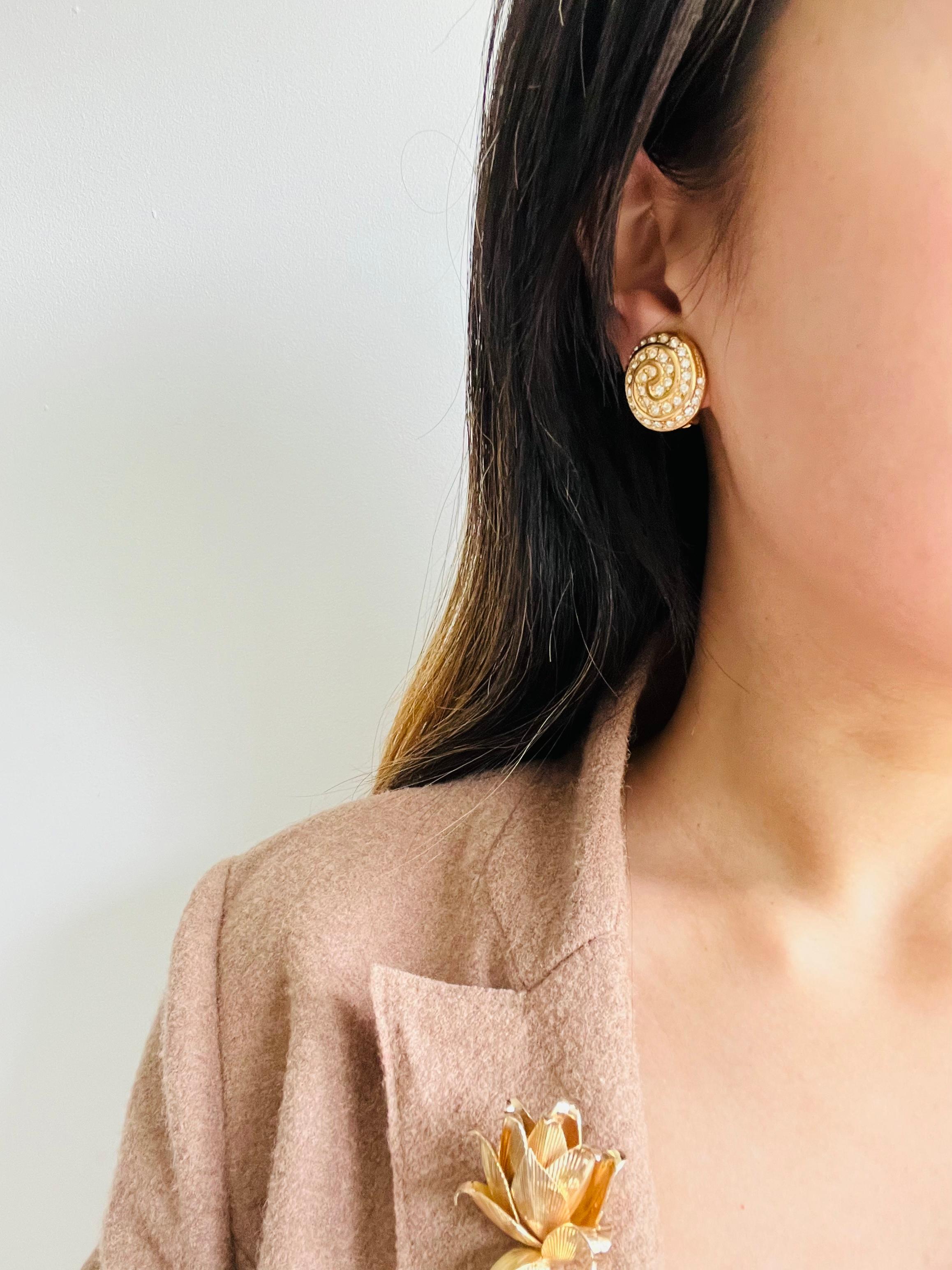 Christian Dior Vintage 1980er Jahre Großer Wirbel Oval Klarkristalle Gold Clip-Ohrringe im Angebot 1