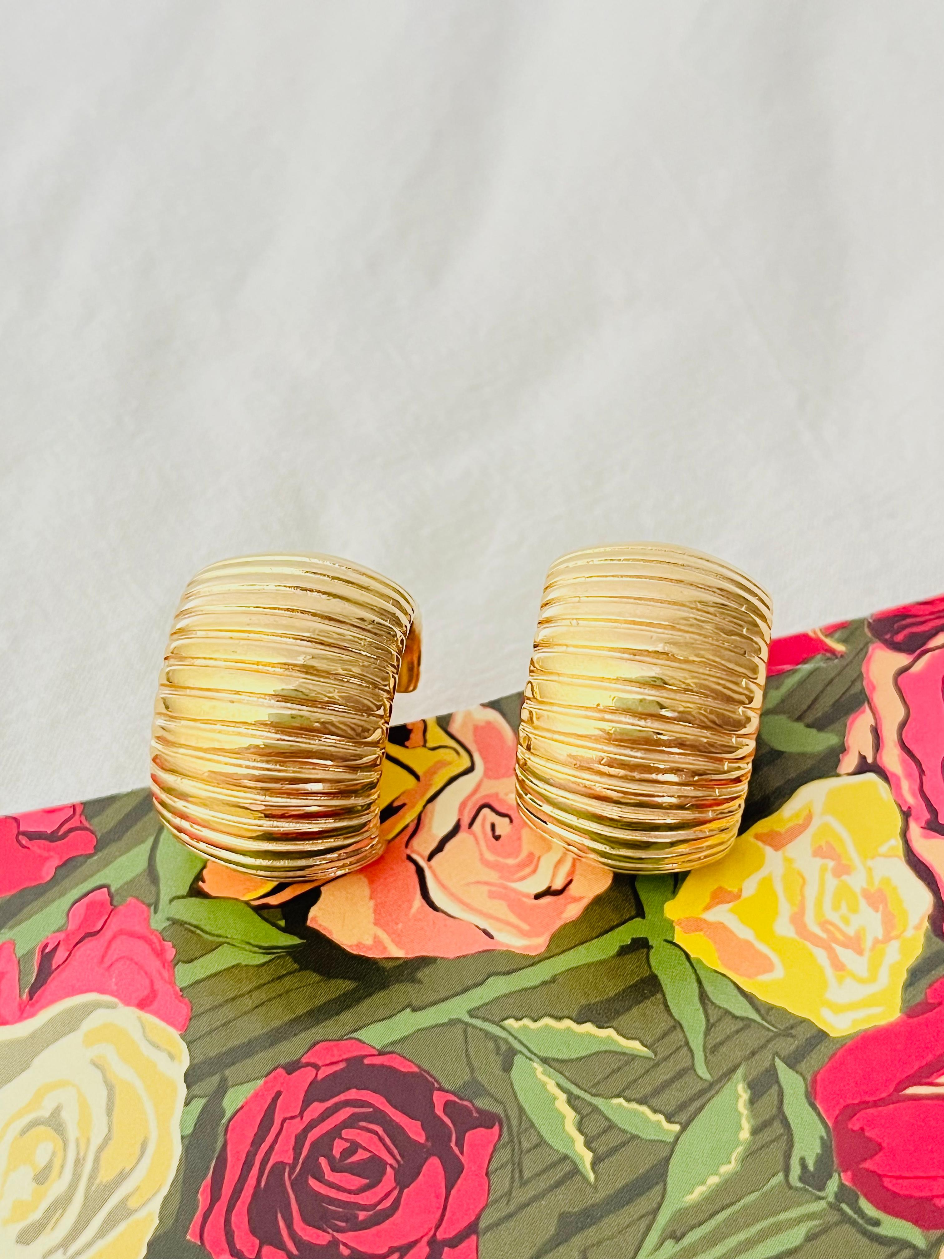 Christian Dior Vintage 1980s Large Textured Shell Half Dome Circle Chunky Clip Earrings Gold Plated

Very good condition. Maybe Light scratches or colour loss, barely noticeable. 100% Genuine.

A very beautiful pair of earrings by Chr. DIOR, signed