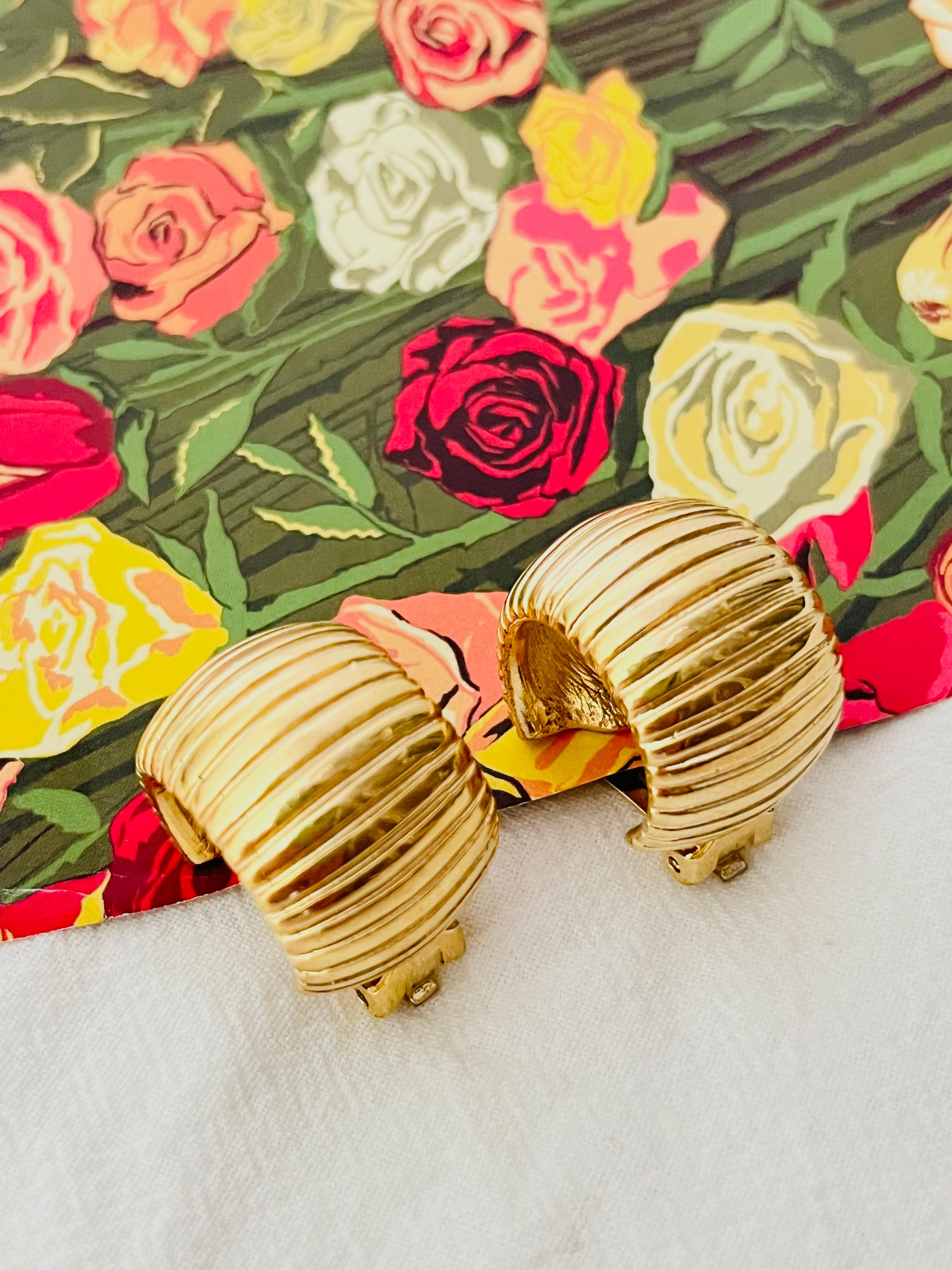 Christian Dior Vintage 1980s Large Texture Shell Half Dome Circle Clip Earrings en Bueno estado para la venta en Wokingham, England