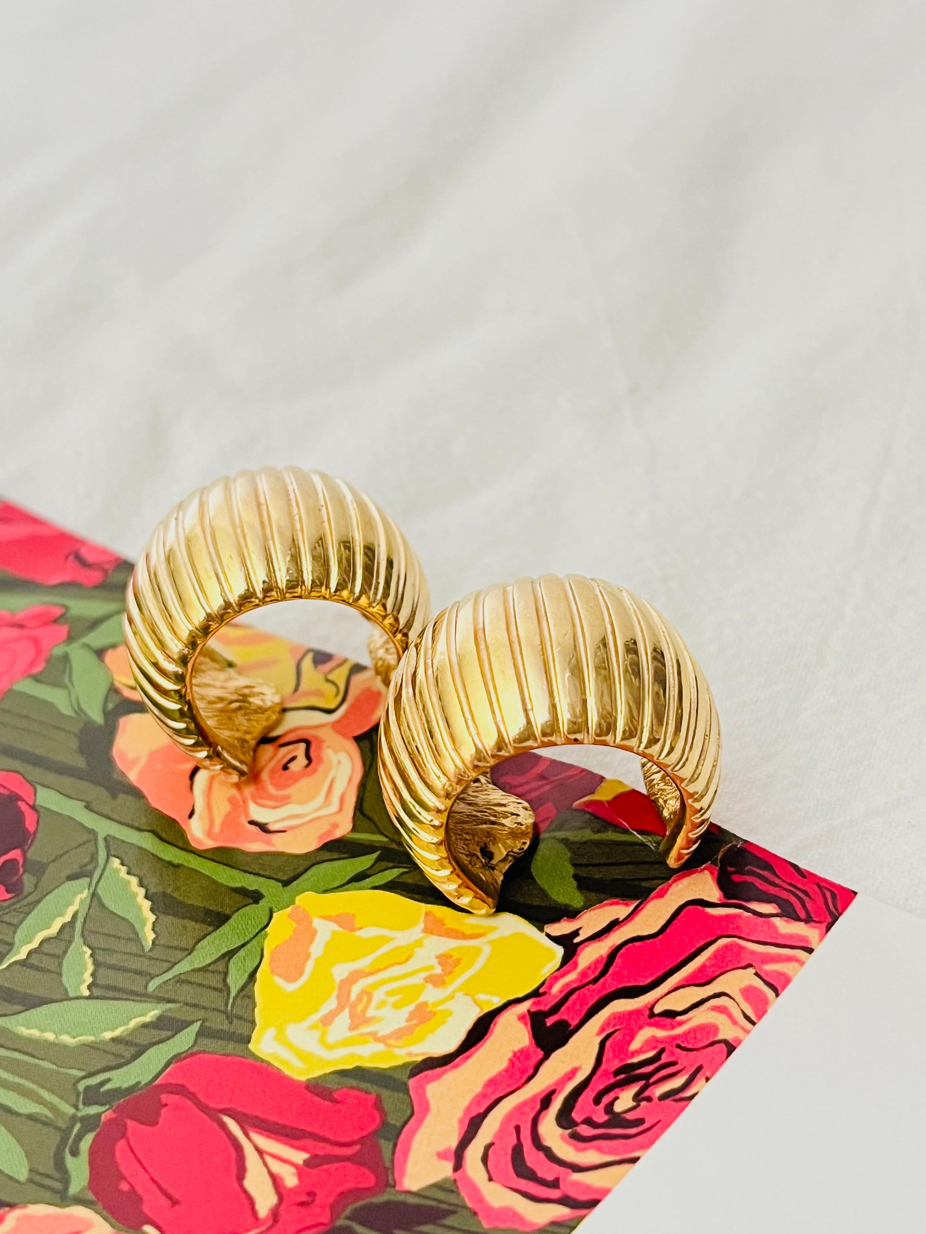 Femenino o masculino Christian Dior Vintage 1980s Large Texture Shell Half Dome Circle Clip Earrings en venta