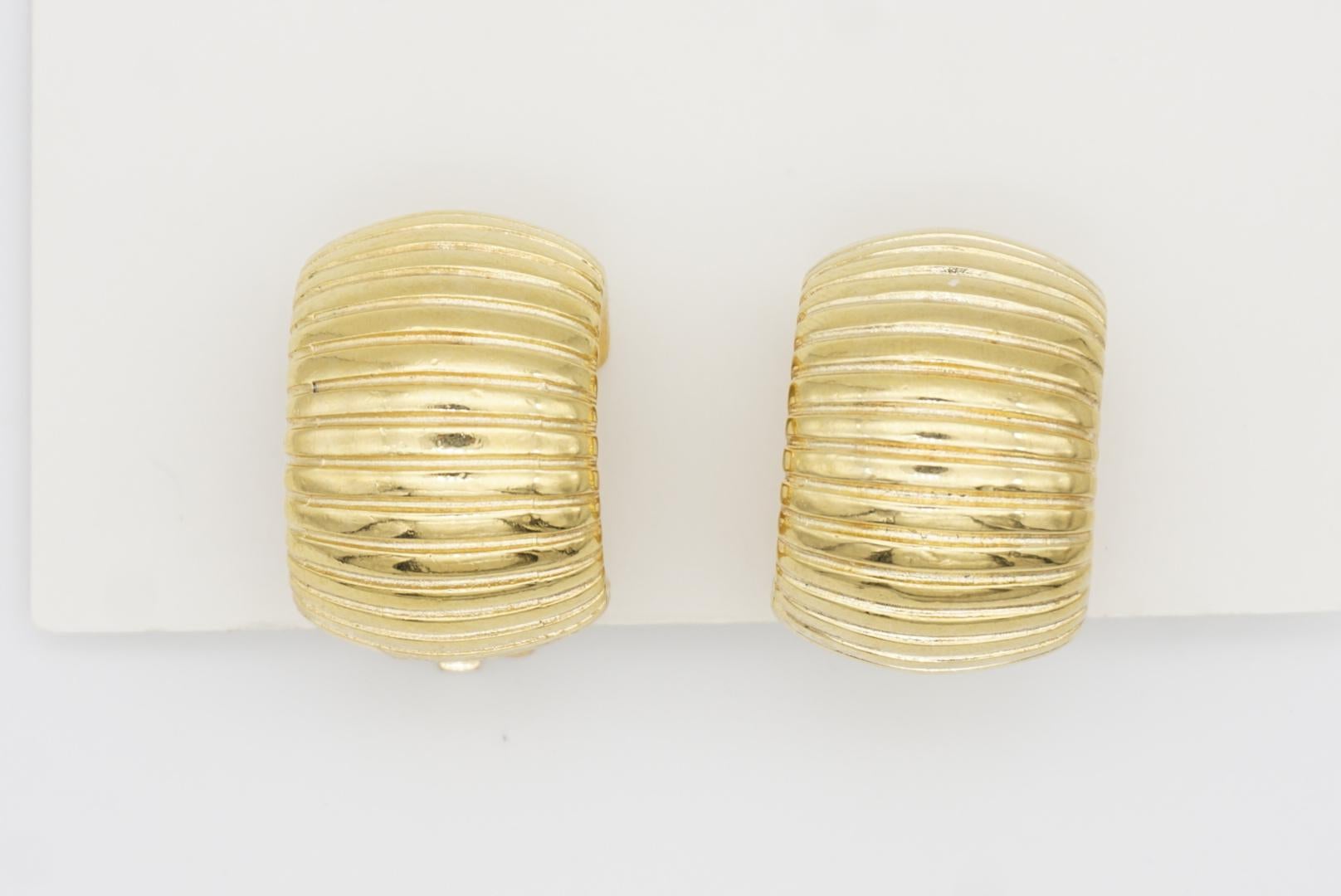 Christian Dior Vintage 1980s Large Texture Shell Half Dome Circle Clip Earrings en venta 3