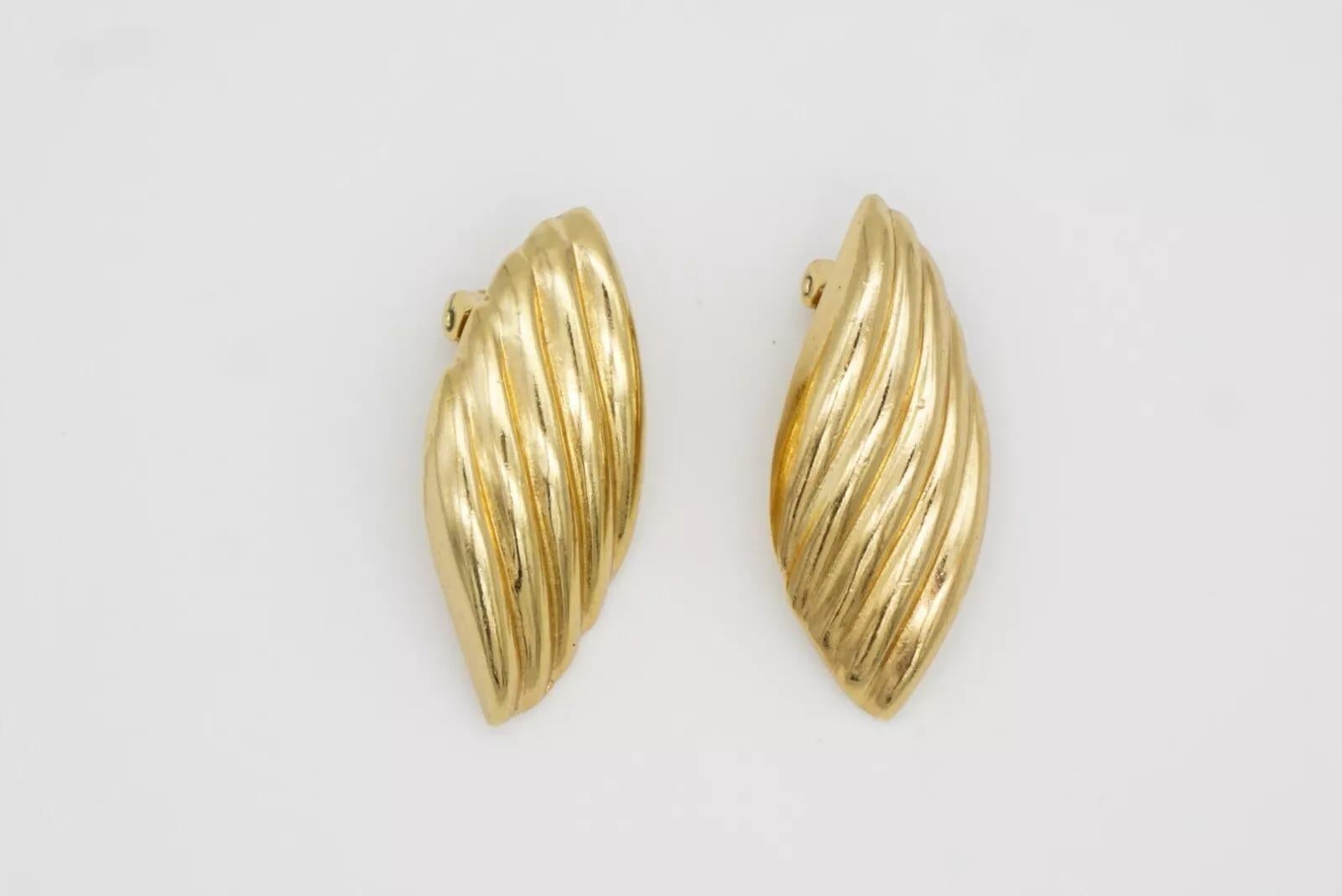 Christian Dior Vintage 1980s Large Texture Shell Leaf Chunky Gold Clip Earrings For Sale 10