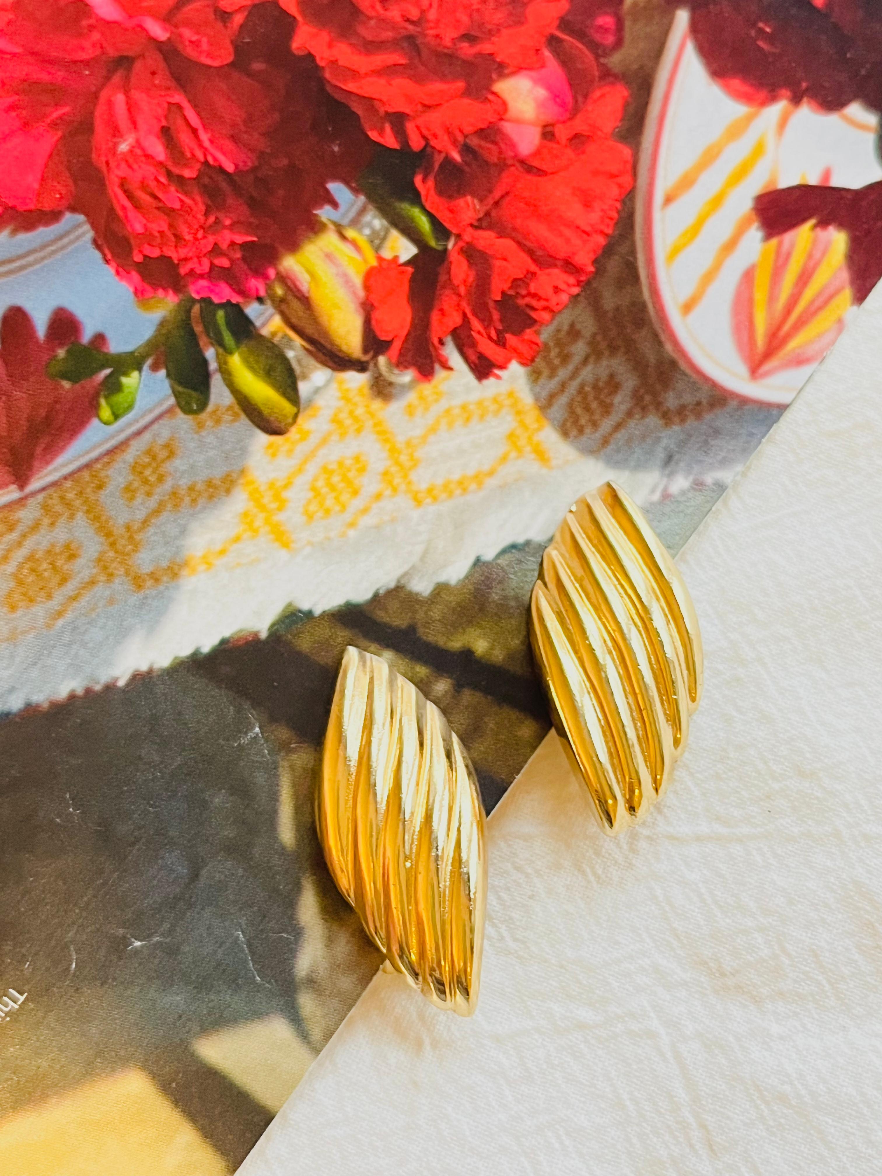 Christian Dior Vintage 1980s Large Texture Shell Leaf Chunky Gold Clip Earrings In Good Condition For Sale In Wokingham, England