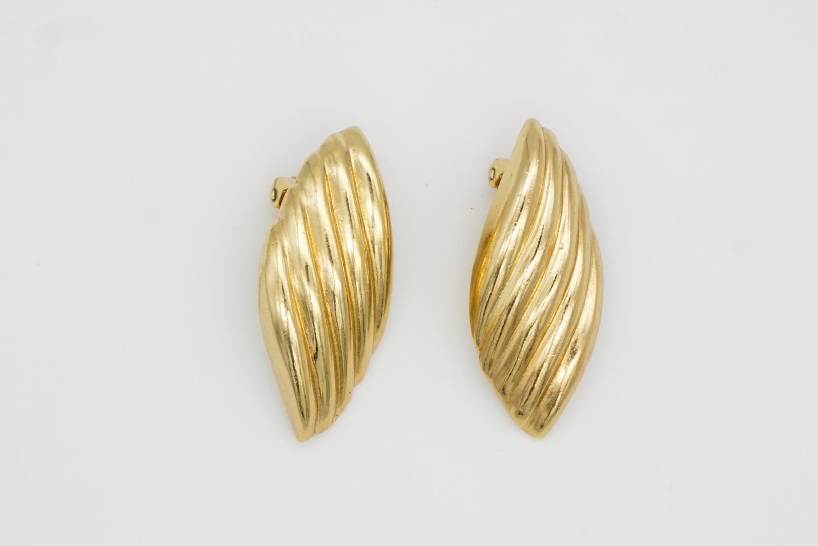 Christian Dior Vintage 1980s Large Texture Shell Leaf Chunky Gold Clip Earrings For Sale 4