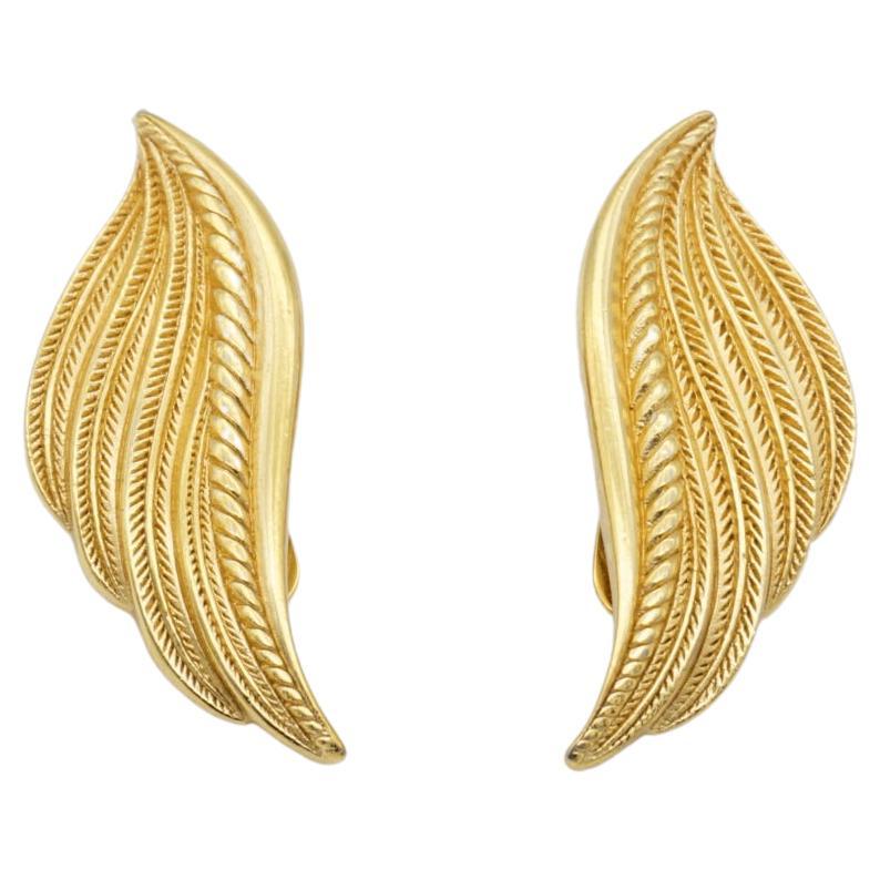 Christian Dior Vintage 1980s Große strukturierte Flügel Blatt Feuer Clip Ohrringe, Gold-Ton

Sehr guter Zustand. Leichte Kratzer, kaum wahrnehmbar. 
100% echt.

Ein sehr schönes Paar Ohrringe von Chr. DIOR, signiert auf der Rückseite.

Größe: