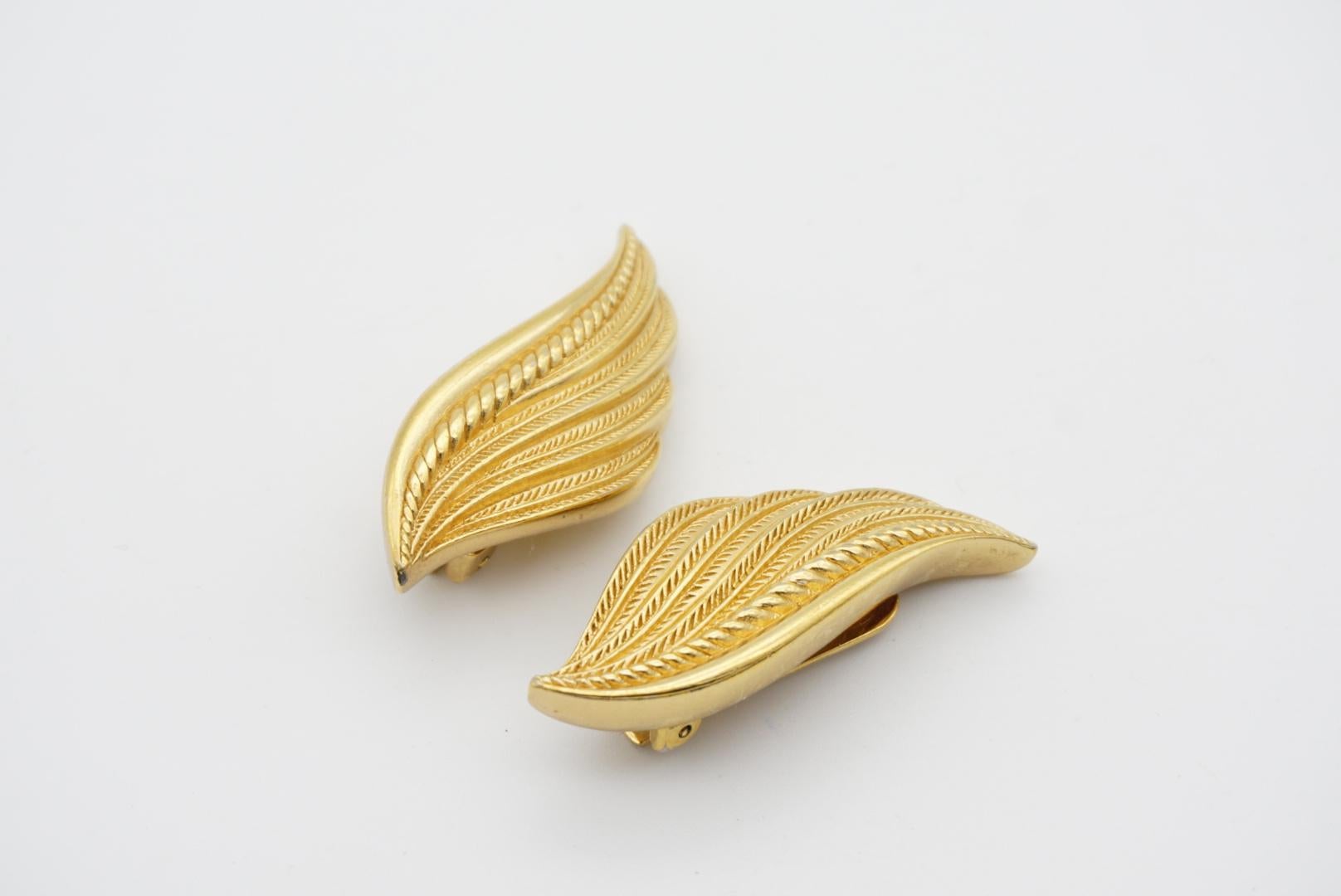 Christian Dior Vintage 1980s Large Textured Wing Leaf Fire Gold Clip Earrings In Excellent Condition For Sale In Wokingham, England