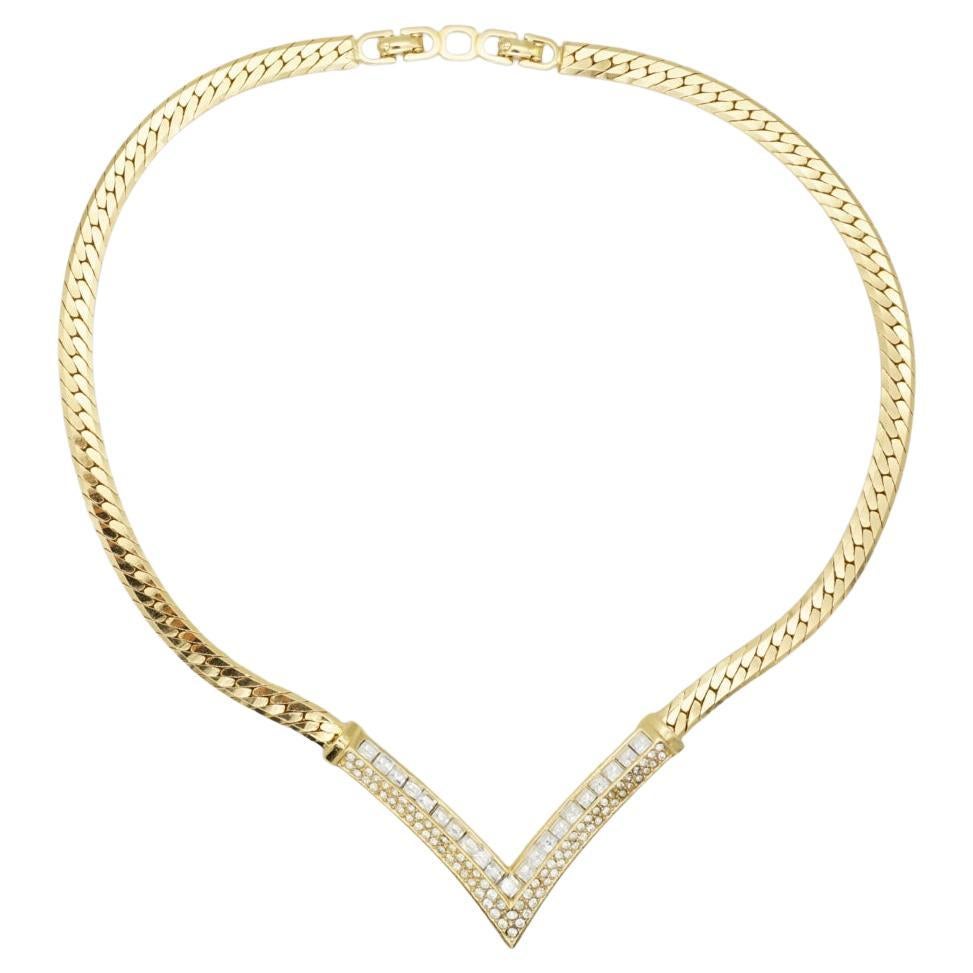 Christian Dior Vintage anni '80 Collana con ciondolo grande a triangolo con cristalli quadrati Arrow, tonalità oro

La maggior parte dei ciondoli delle collane che vedi sono molto più piccoli di questo. 

Ottime condizioni. Non ci sono graffi o