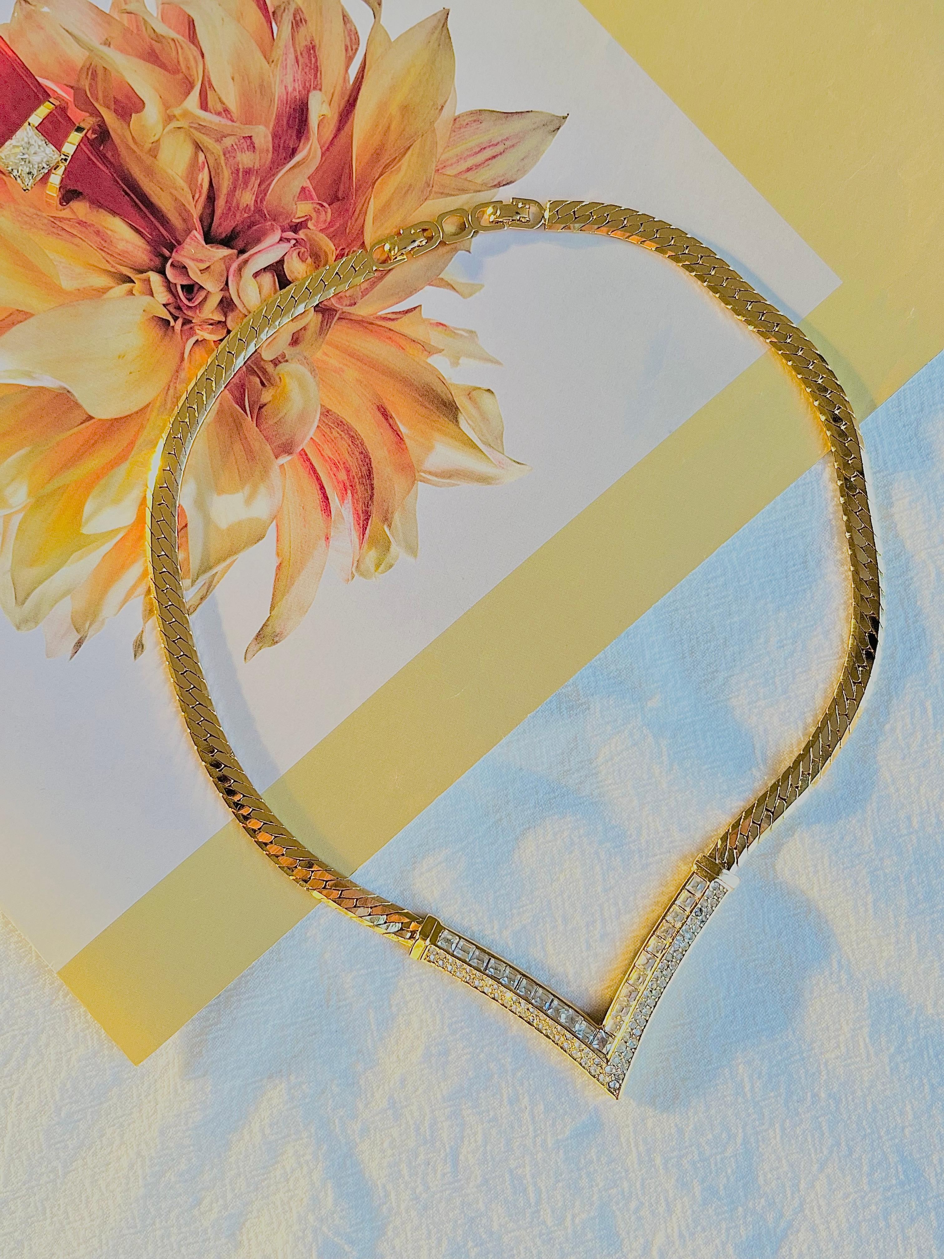 Art Déco Christian Dior Vintage anni '80 Collana con ciondolo a triangolo grande e cristalli quadrati in vendita