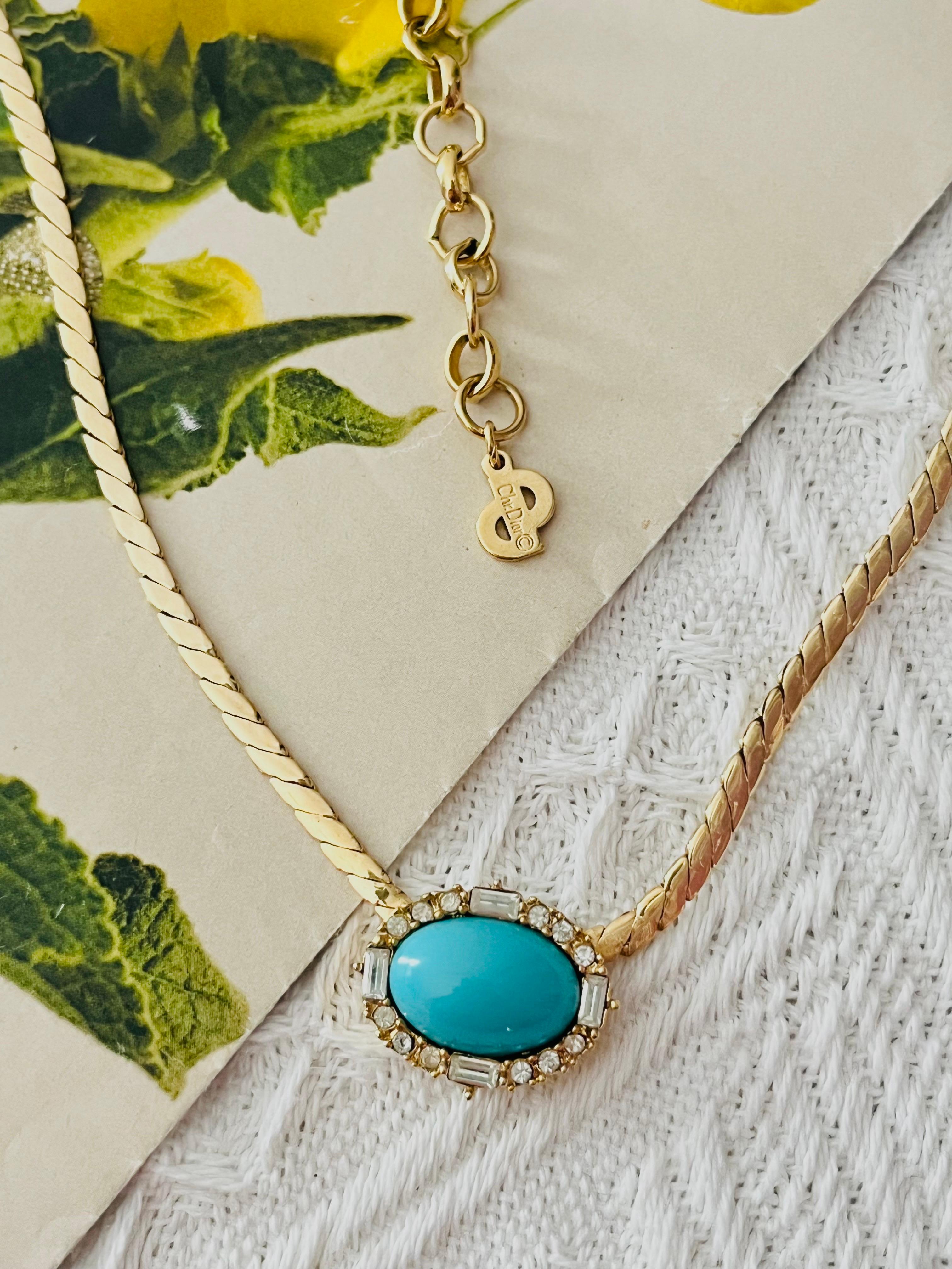 Christian Dior Vintage 1980s Large Turquoise Green Blue Oval Cabochon Pearl Crystals Pendant Necklace, Gold Plated

Very excellent condition. Very new. 100% Genuine. Marked 'Chr.Dior (C) '.

It is around 50 years old. This is a very stylish and rare