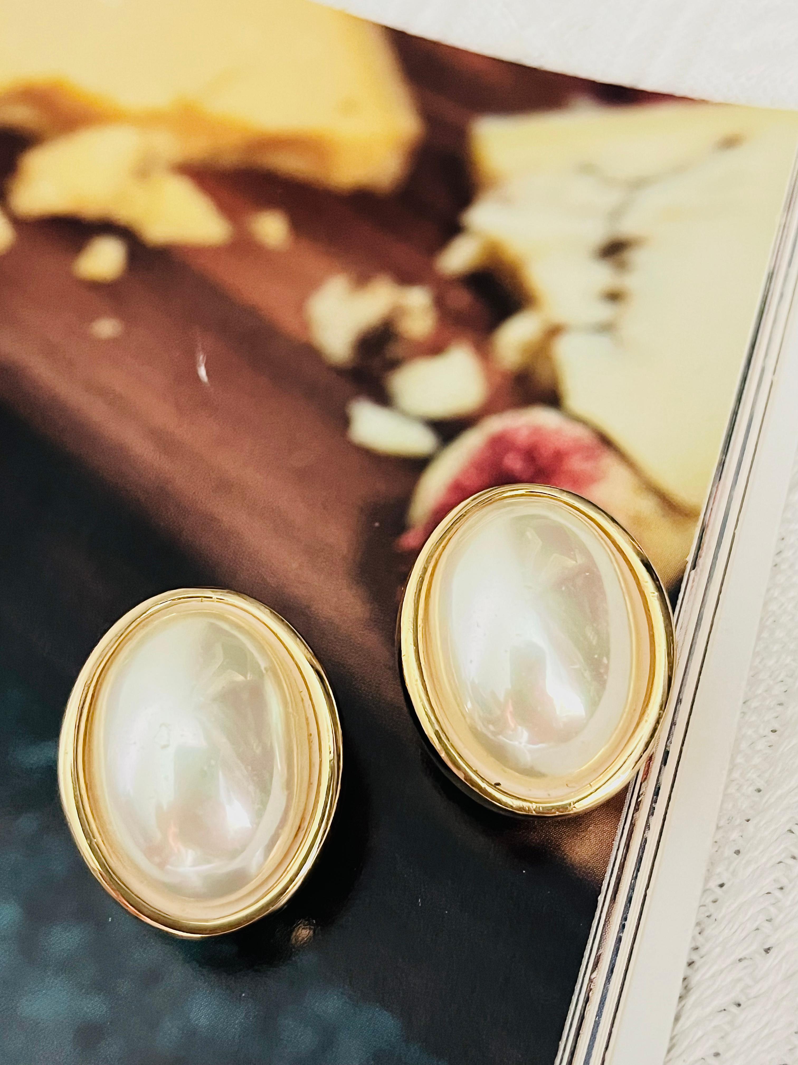 Christian Dior Vintage 1980s Unisex Large White Glossy Oval Pearl Chunky Elegant Modernist Clip Earrings, Gold Plated

Very good condition. Some light scratches on faux pearls, but barely noticeable. 100% Genuine.

A very beautiful pair of earrings