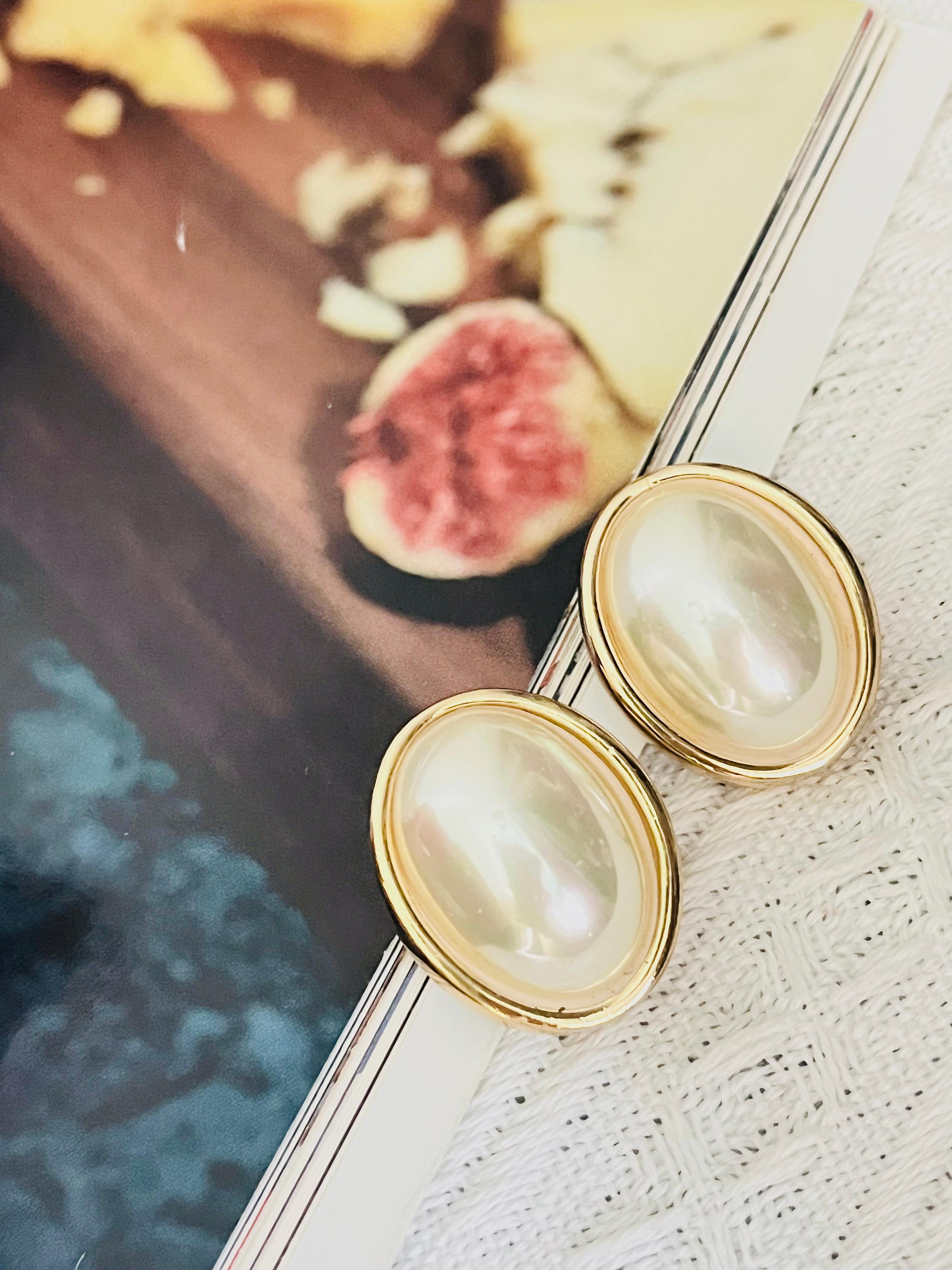 Christian Dior Vintage 1980s Large White Glossy Oval Pearl Chunky Clip Earrings In Good Condition For Sale In Wokingham, England