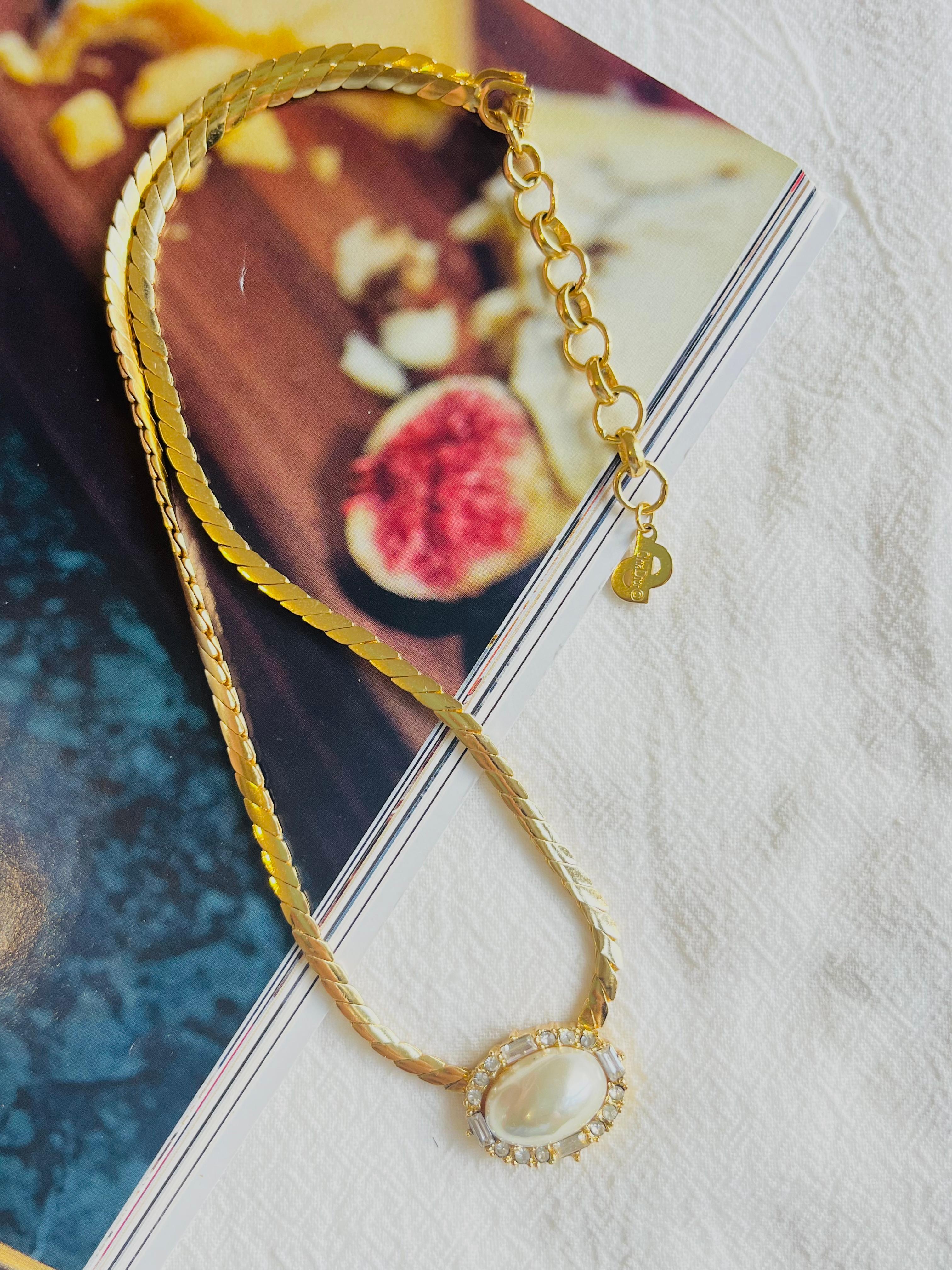 Christian Dior Vintage 1980s Large White Oval Pearl Crystals Pendant Necklace In Excellent Condition For Sale In Wokingham, England