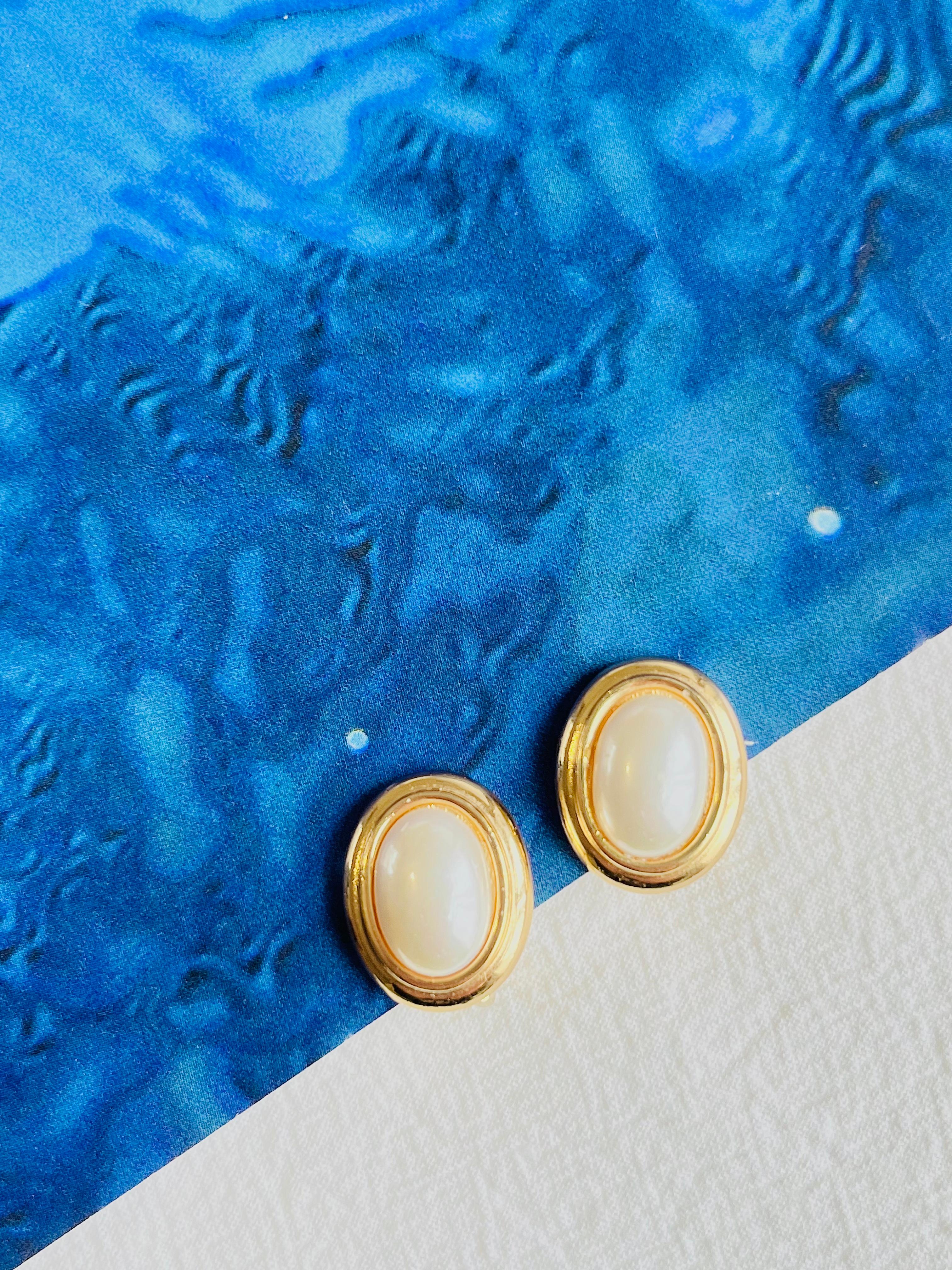Christian Dior Vintage Años 80 Gran Perla Ovalada Blanca Elegantes Pendientes de Clip de Oro Art Decó