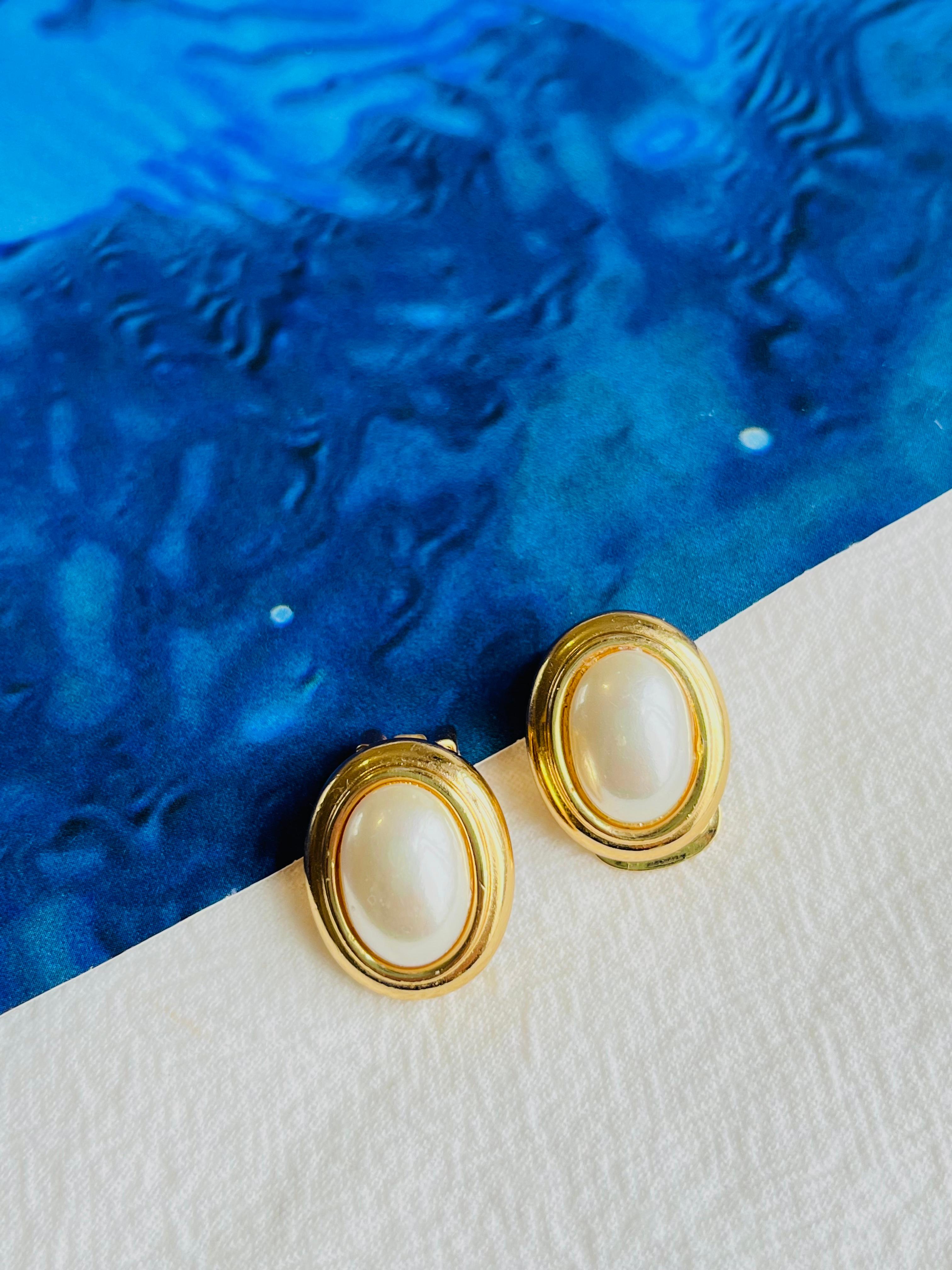 Christian Dior Vintage Años 80 Gran Perla Ovalada Blanca Elegantes Pendientes de Clip de Oro en Excelente Estado en Wokingham, England
