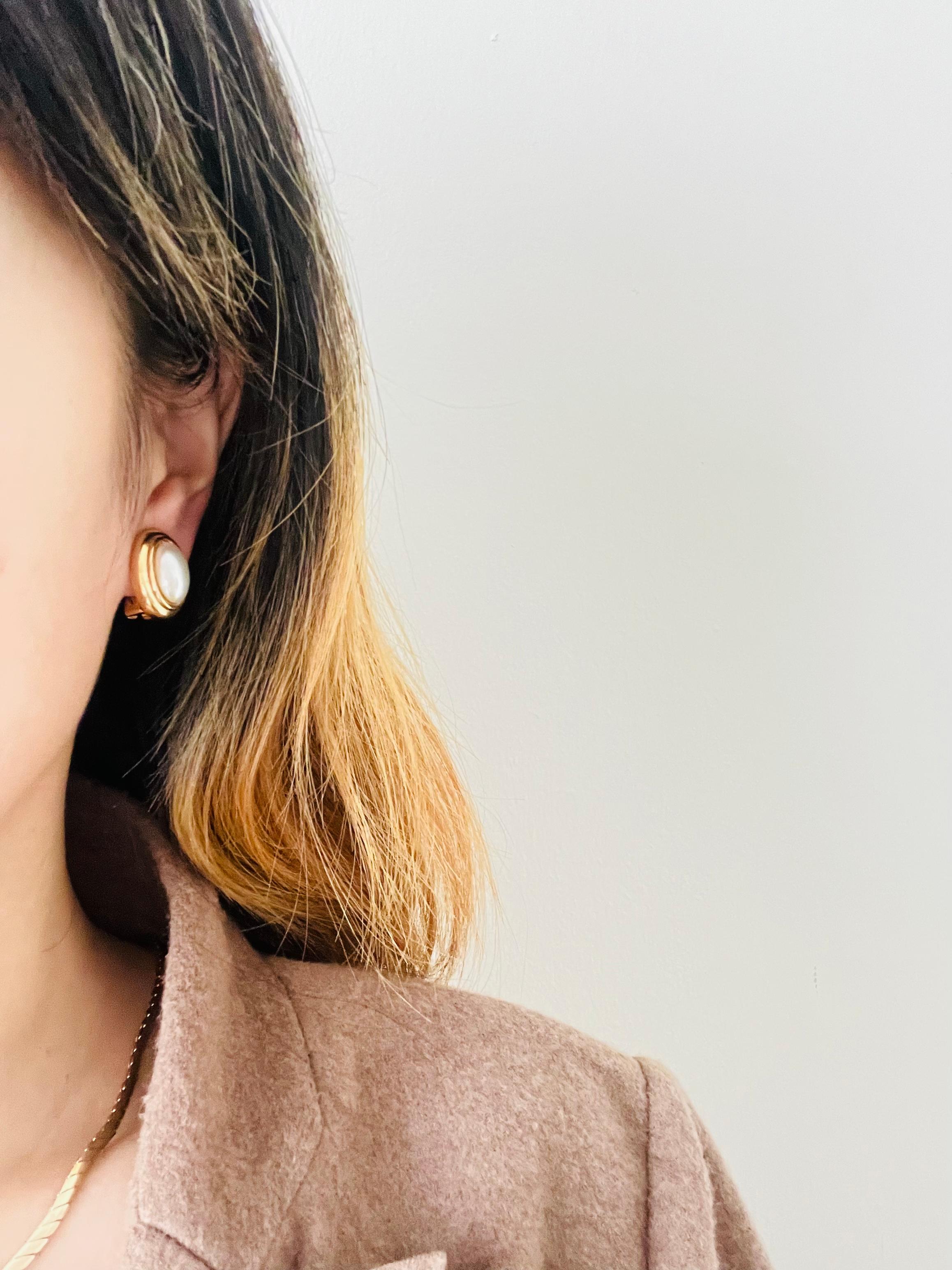 Christian Dior Vintage Años 80 Gran Perla Ovalada Blanca Elegantes Pendientes de Clip de Oro 1