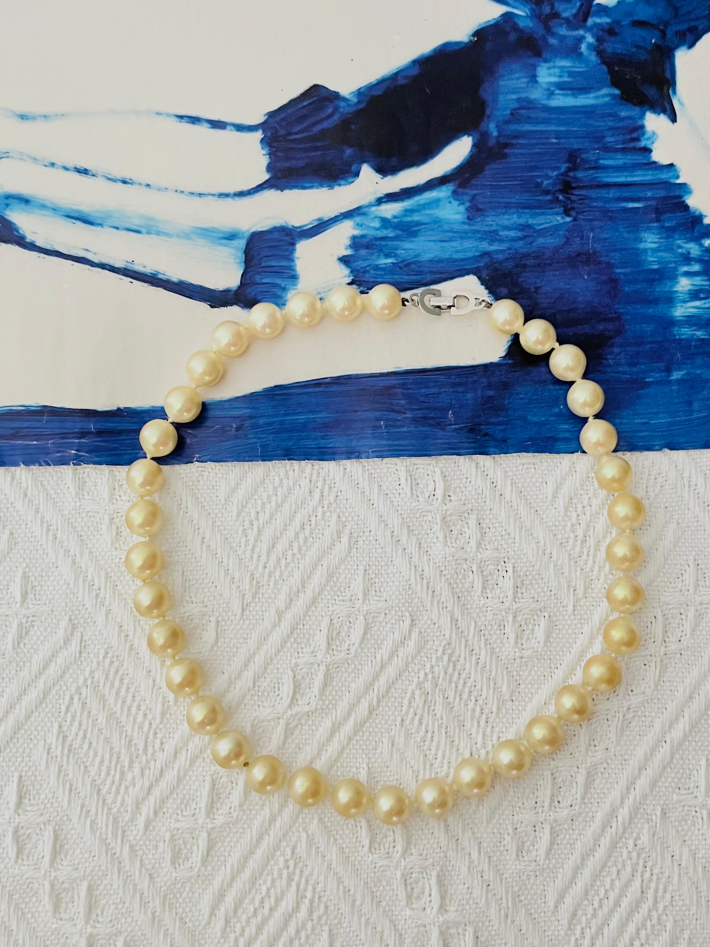 Christian Dior Vintage 1980s Large White Round Circle Lustrous Faux Pearls Logo CD Crystals Choker Collar Necklace, Silver Plated

Très bon état. Peut-être de légères rayures ou une perte de couleur, à peine perceptibles. 100% authentique.

Marqué