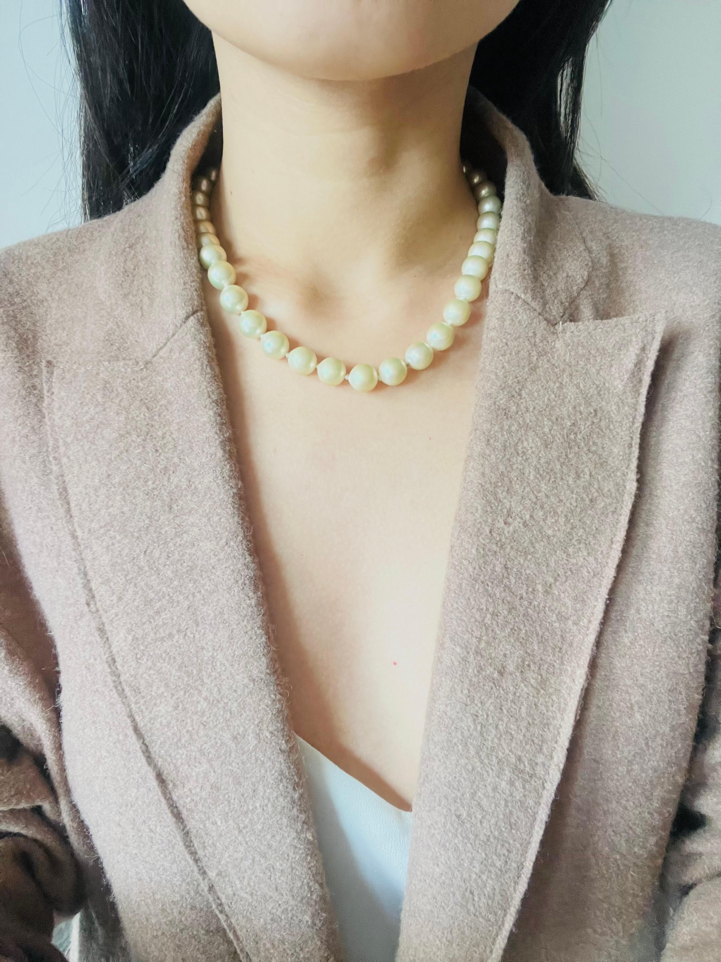 Christian Dior, collier vintage des années 1980, larges perles rondes et perles avec logo Unisexe en vente