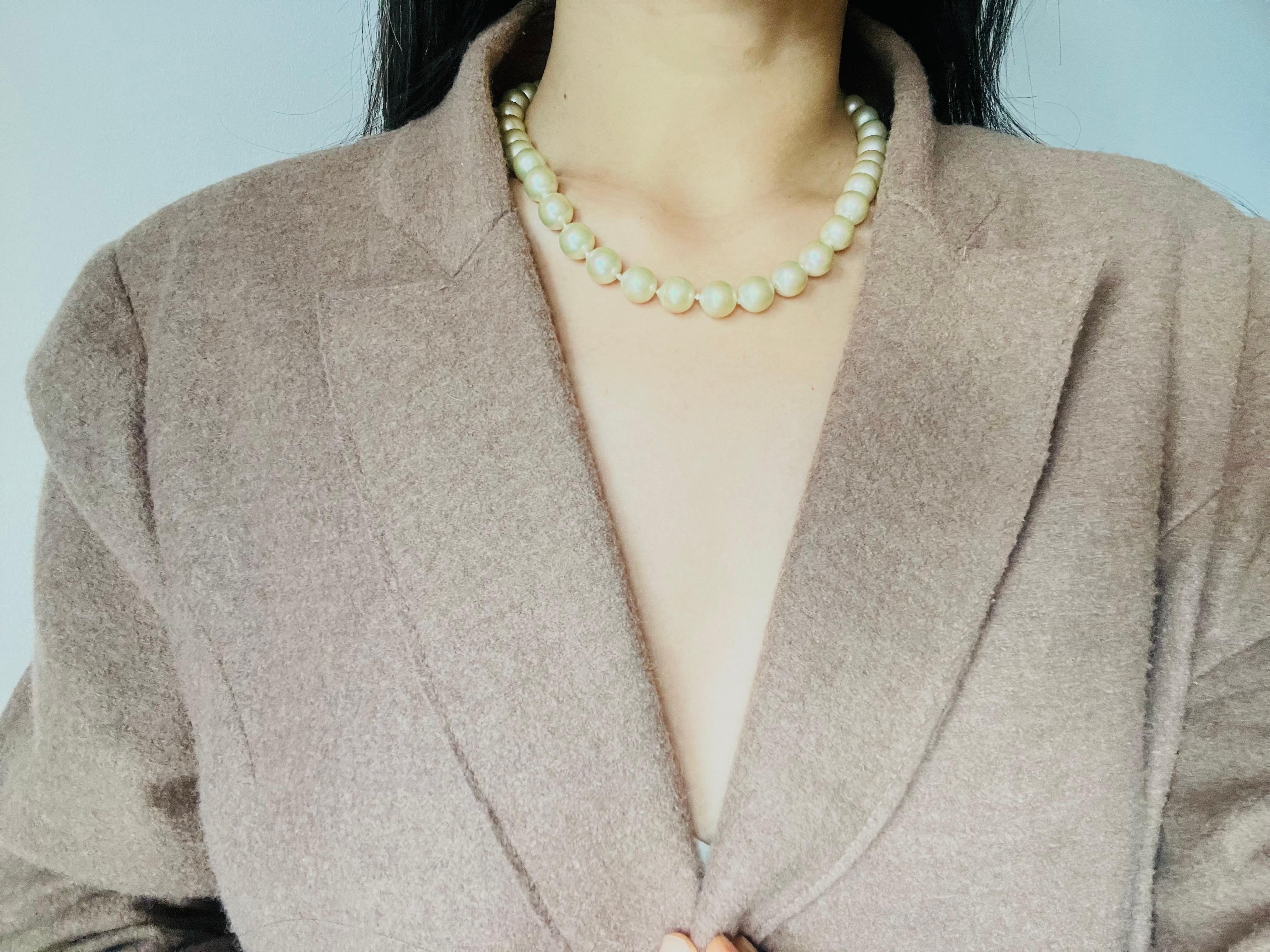 Christian Dior, collier vintage des années 1980, larges perles rondes et perles avec logo en vente 1