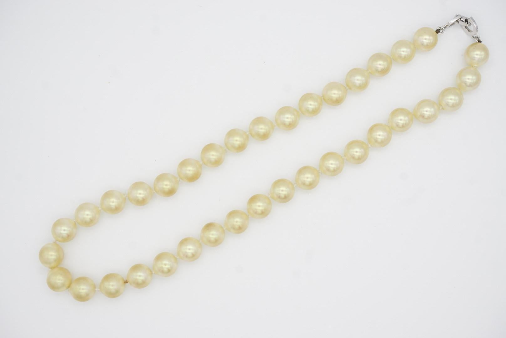 Christian Dior, collier vintage des années 1980, larges perles rondes et perles avec logo en vente 4
