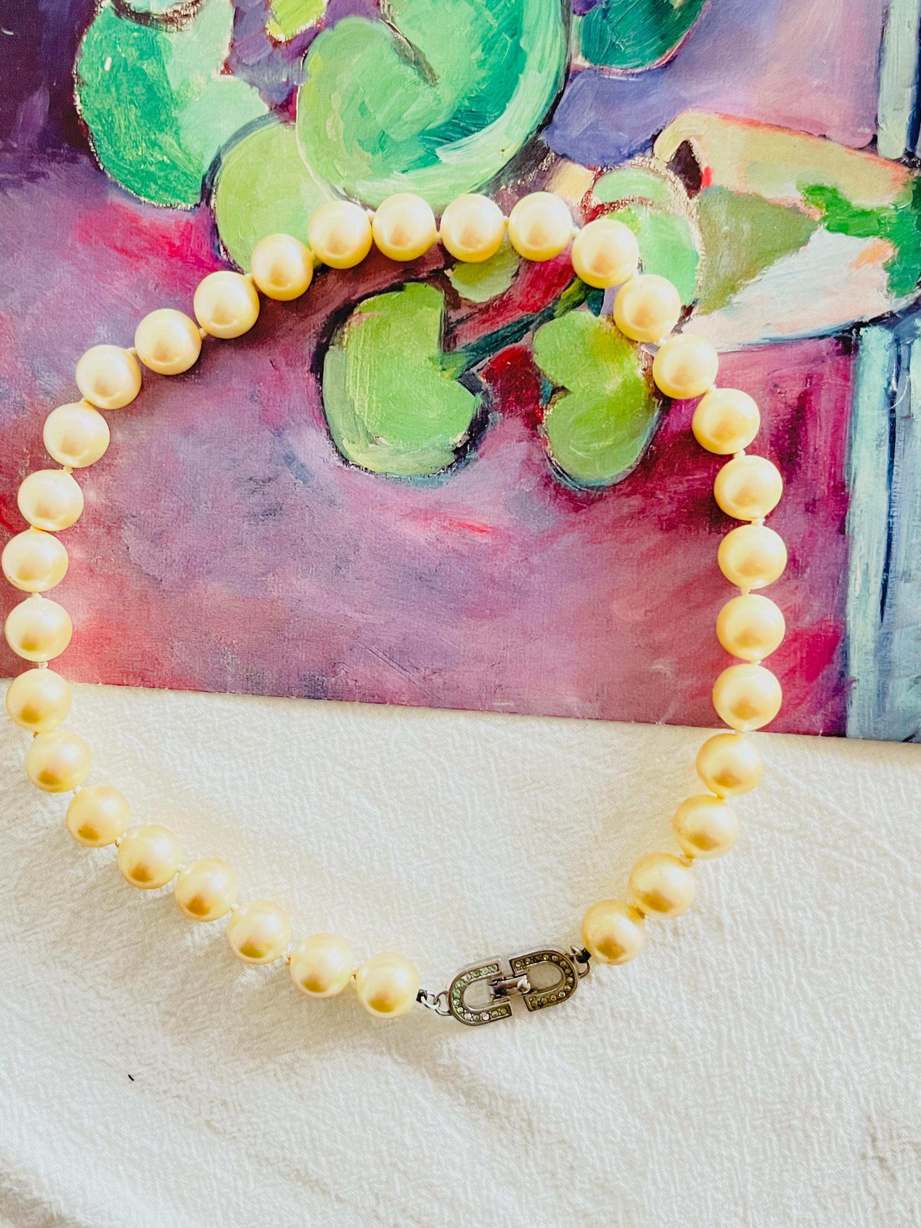 Christian Dior Vintage 1980s Large White Round Pearls Logo CD Crystals Necklace In Good Condition For Sale In Wokingham, England