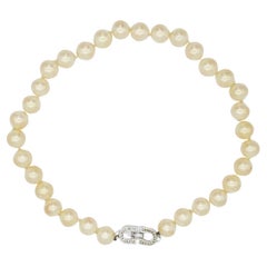Christian Dior Vintage 1980er Jahre Halskette mit großen weißen runden Perlen, Logo und CD-Kristallen
