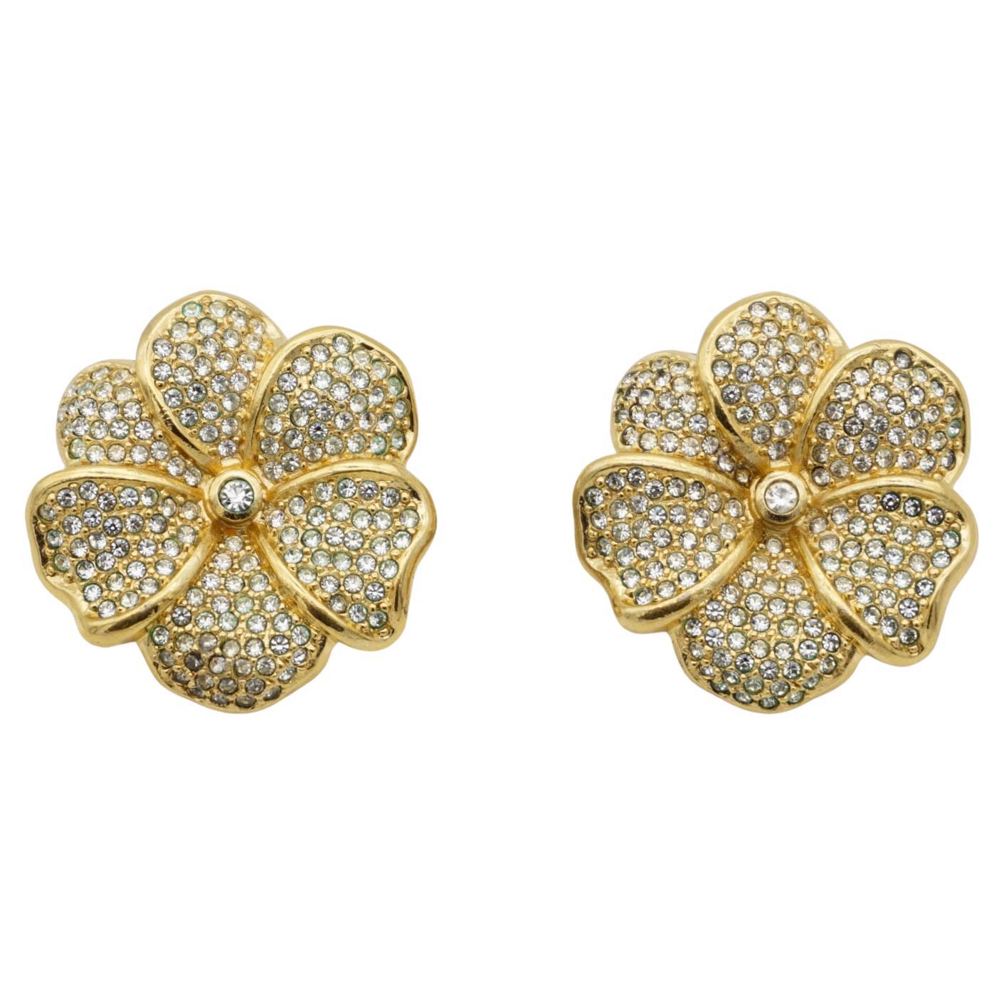 Christian Dior Vintage 1980er Jahre große ganze glänzende Kristalle Blüte Blume elegant klobige Clip-Ohrringe, Gold-Ton

Sehr guter Zustand. Leichte Kratzer oder Farbverluste. Sehr selten zu finden. 100% echt.

Ein sehr schönes Paar Ohrclips von