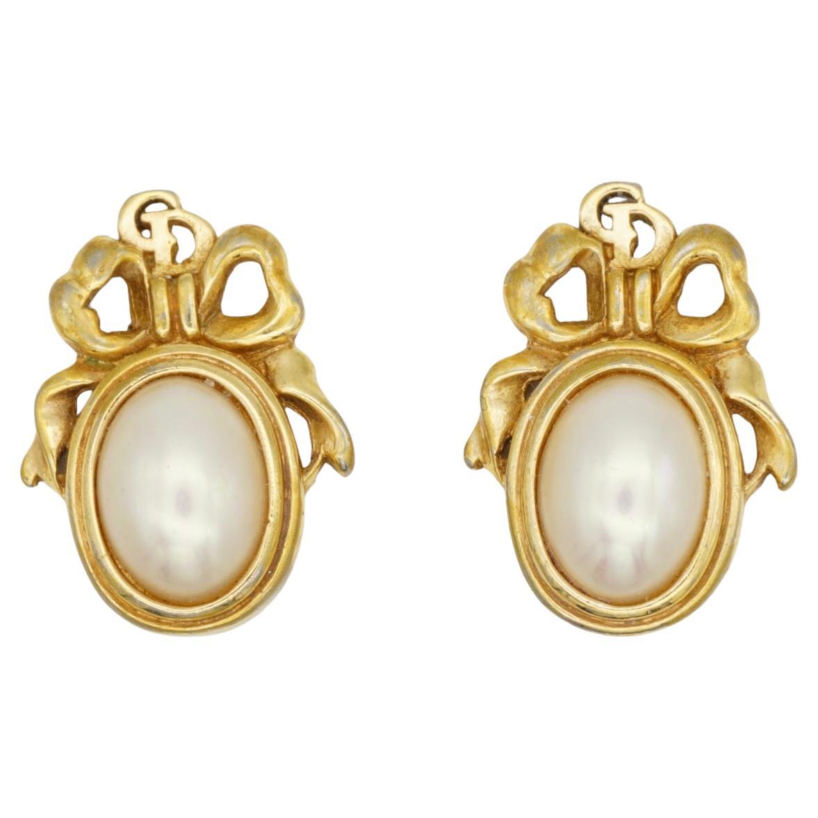 Christian Dior Vintage 1980s Iconic Logo CD Bow Tie Ribbon Oval White Pearl Openwork Elegant Clip Earrings, Gold Plated

Good condition. Light scratches and colour loss, still very good wear. Very good price. 100% Genuine.

A very beautiful pair of