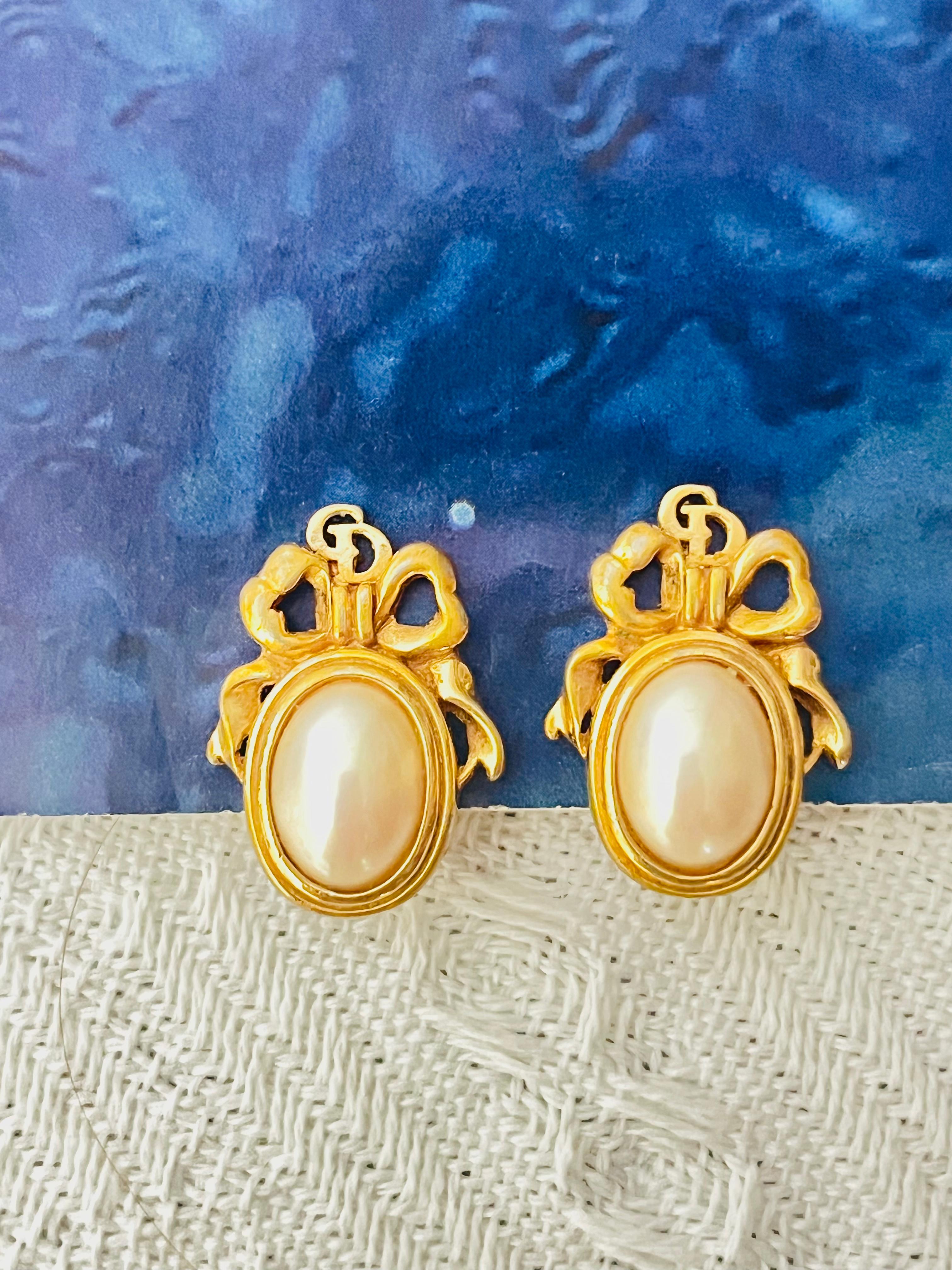 Art Deco Christian Dior Vintage 1980s Logo CD Bow Tie Ribbon Oval White Pearl Earrings For Sale