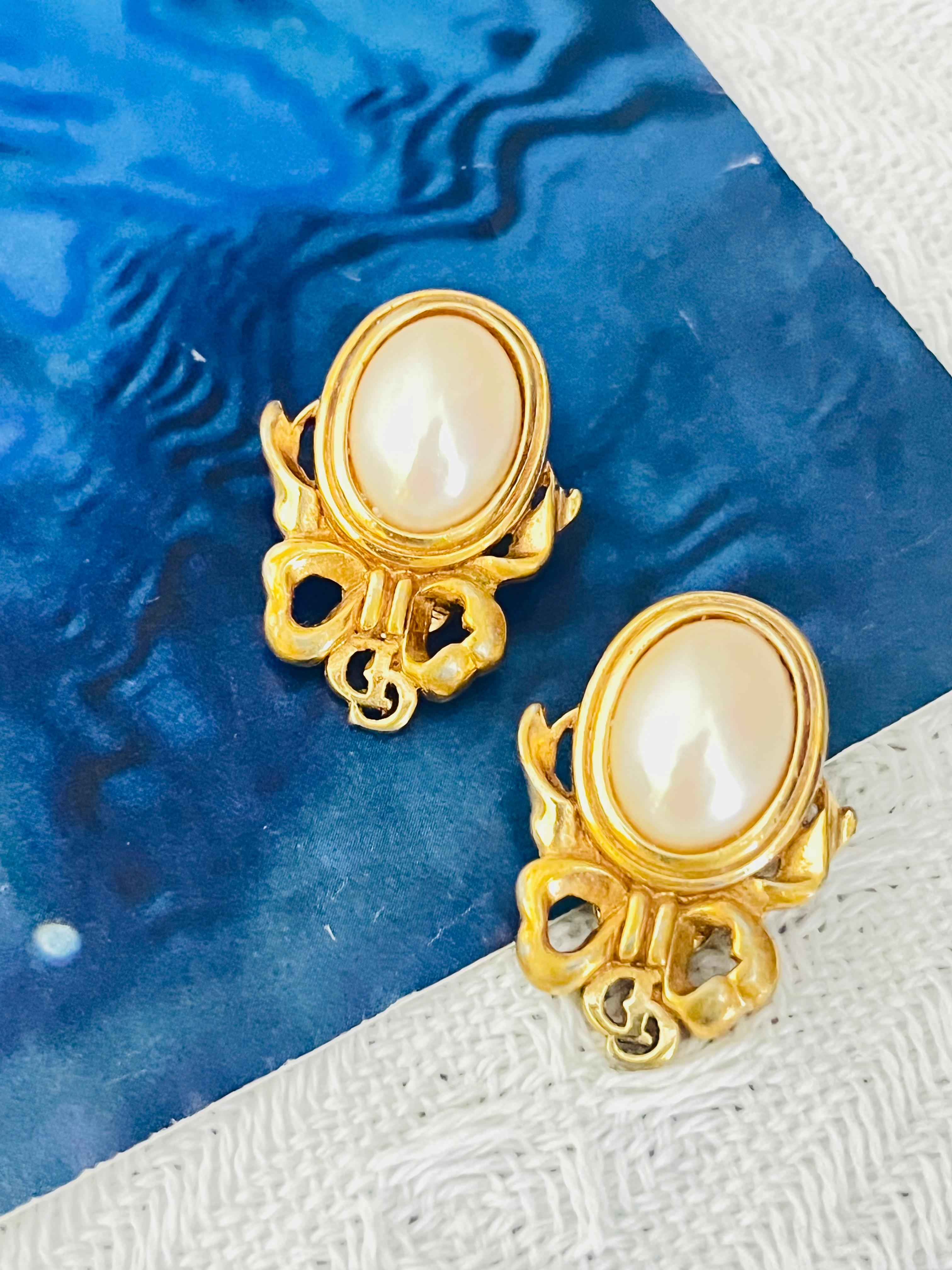 Christian Dior Vintage 1980s Logo CD Bow Tie Ribbon Oval White Pearl Earrings In Good Condition For Sale In Wokingham, England