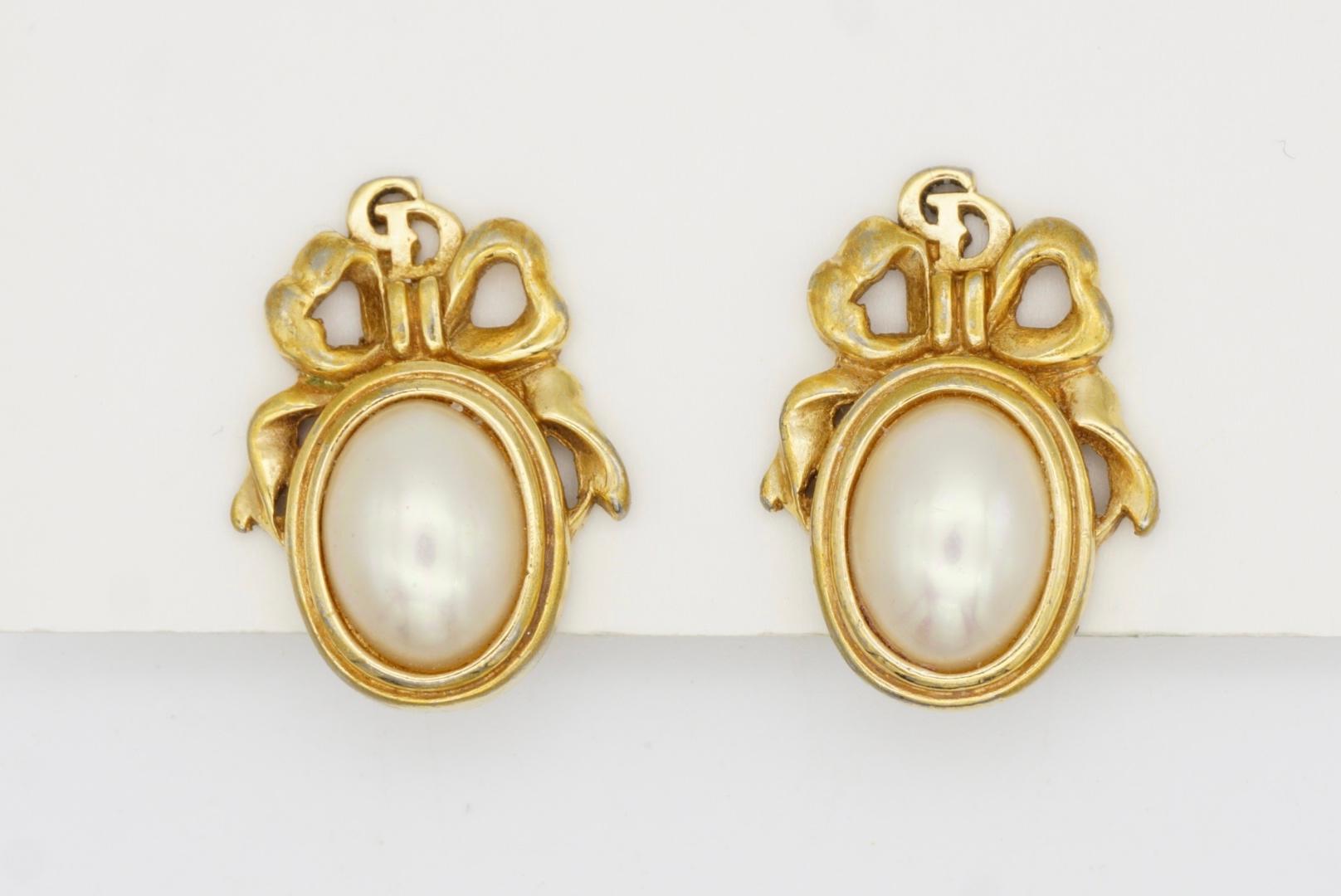 Christian Dior Vintage 1980s Logo CD Bow Tie Ribbon Oval White Pearl Earrings For Sale 2