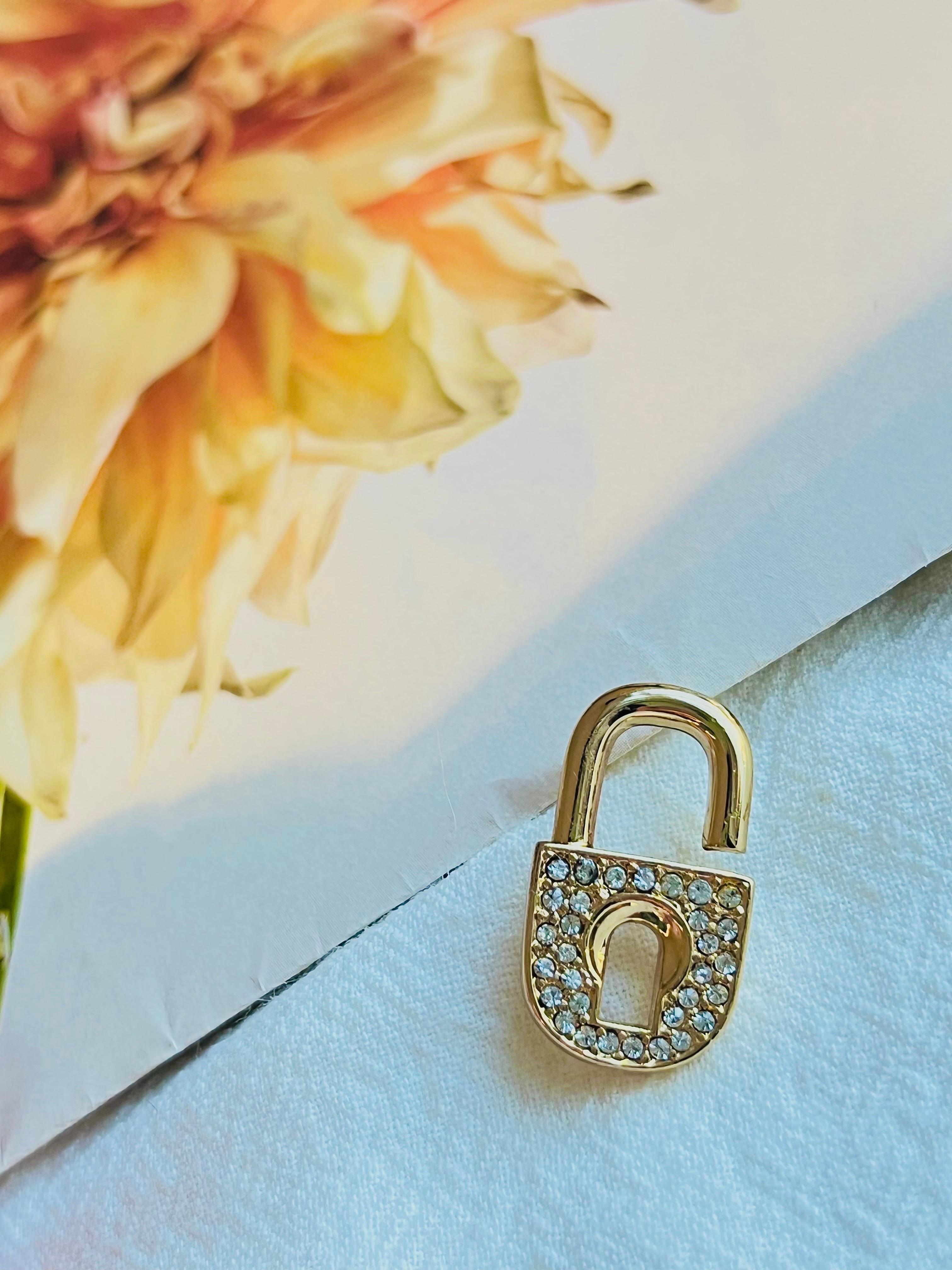 Christian Dior Vintage 1980s Logo CD Crystals Padlock Key Retro Gold Pin Brooch In Good Condition For Sale In Wokingham, England