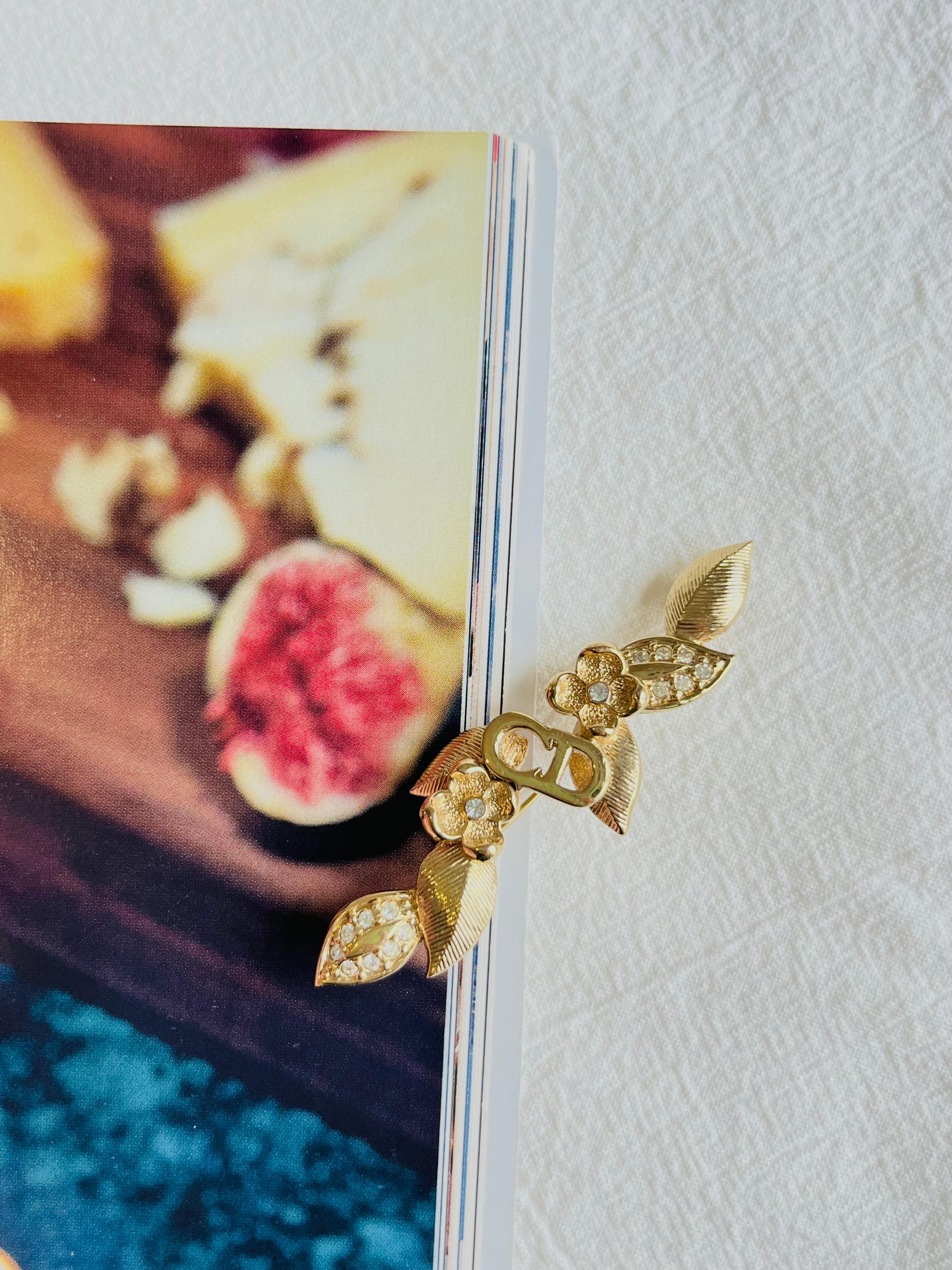 Very excellent condition. Very new. 100% genuine.

A unique piece. This is gold plated stylised brooch.

Size: 6.4 cm x 1.8 cm.

Weight: 9.0 g.

_ _ _

Great for everyday wear. Come with velvet pouch and beautiful package.

Makes the perfect gift