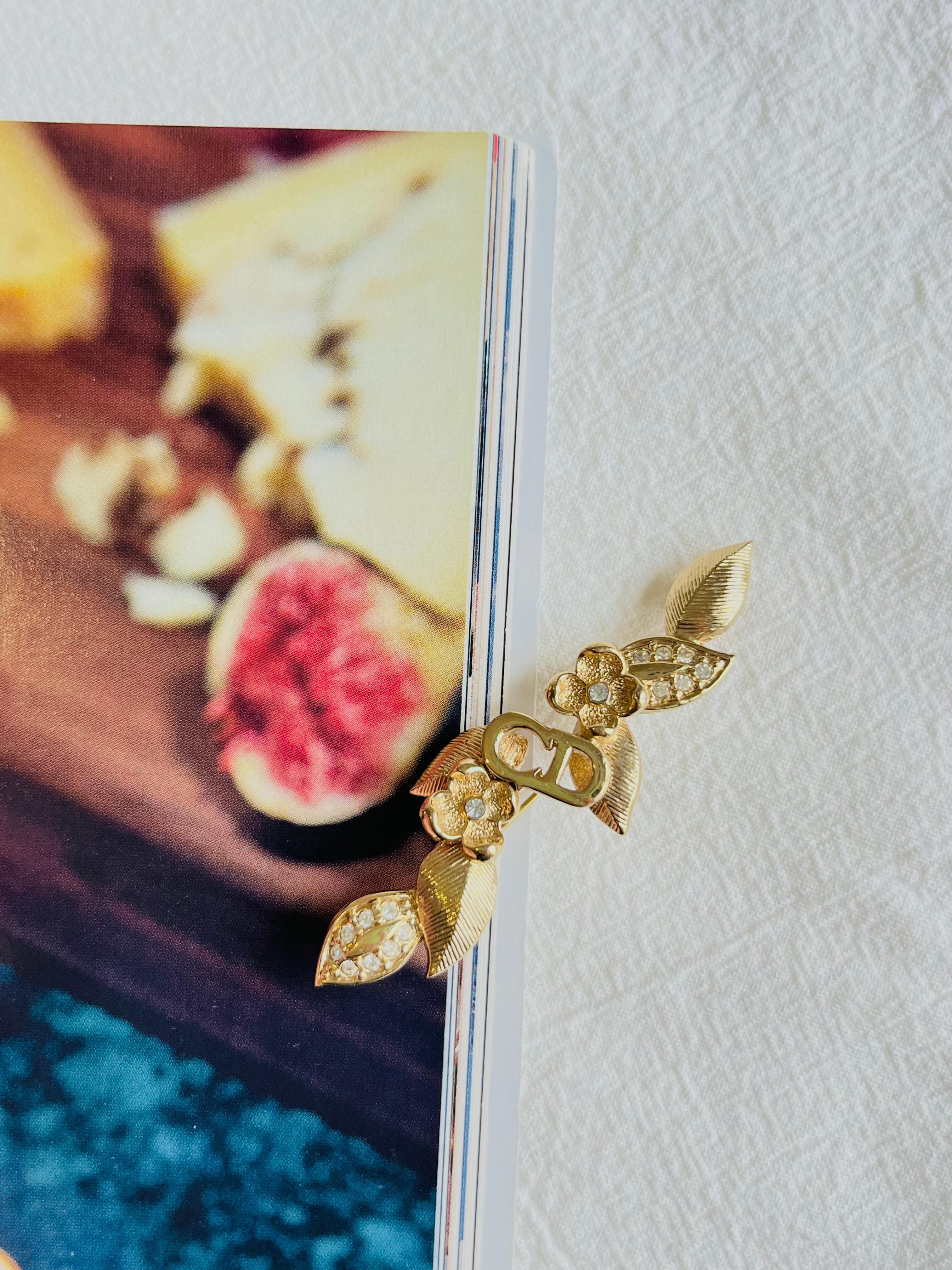 Christian Dior Vintage 1980 Logo CD Long Bar Flower Leaf Crystals Brooch, Gold Tone

Très bon état. Très neuf. 100% authentique.

Une pièce unique. Broche stylisée plaquée or.

Taille : 6,4 cm x 1,8 cm.

Poids : 9,0 g.

_ _ _

Idéal pour une