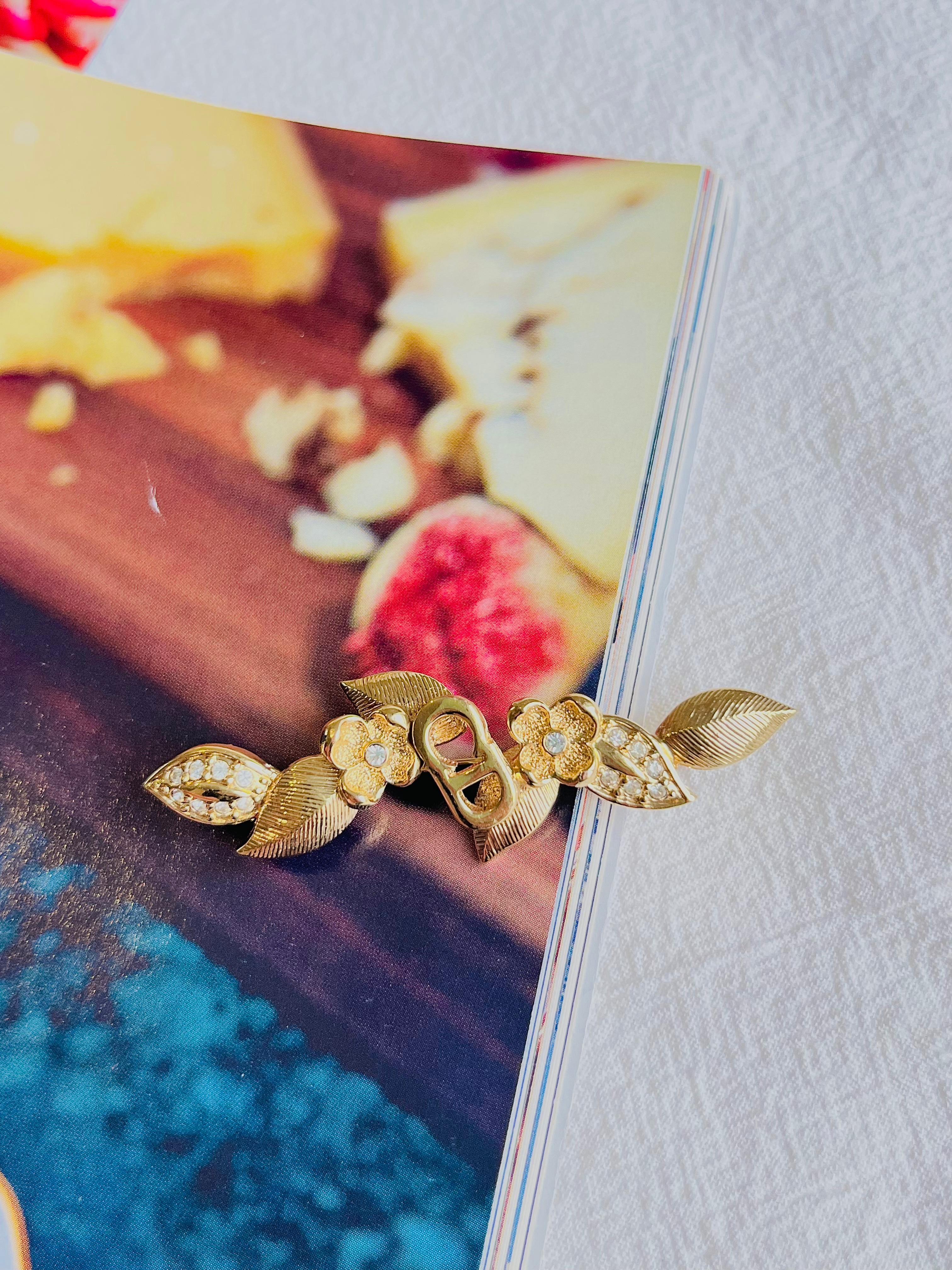 Art déco Christian Dior Vintage 1980 Logo CD Long Bar Flower Leaf Crystals Gold Brooch