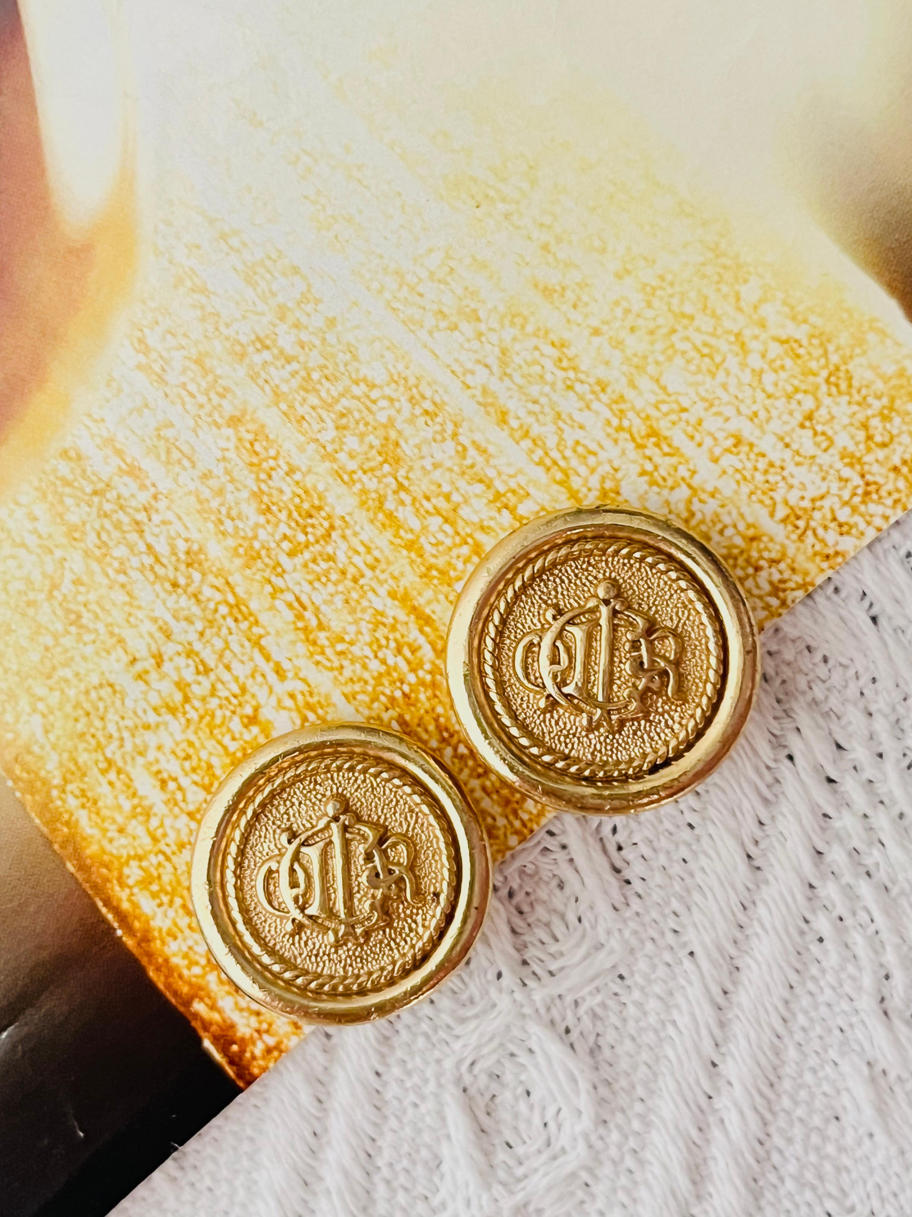 Christian Dior Vintage 1980s Unisex Classic Iconic Logo Insignia Initial Monogram Medallion Circle Round Disc Button Modernist Clip Earrings, Gold Plated

Very good condition. Light scratches or colour loss, barely noticeable. 100% Genuine.

A very