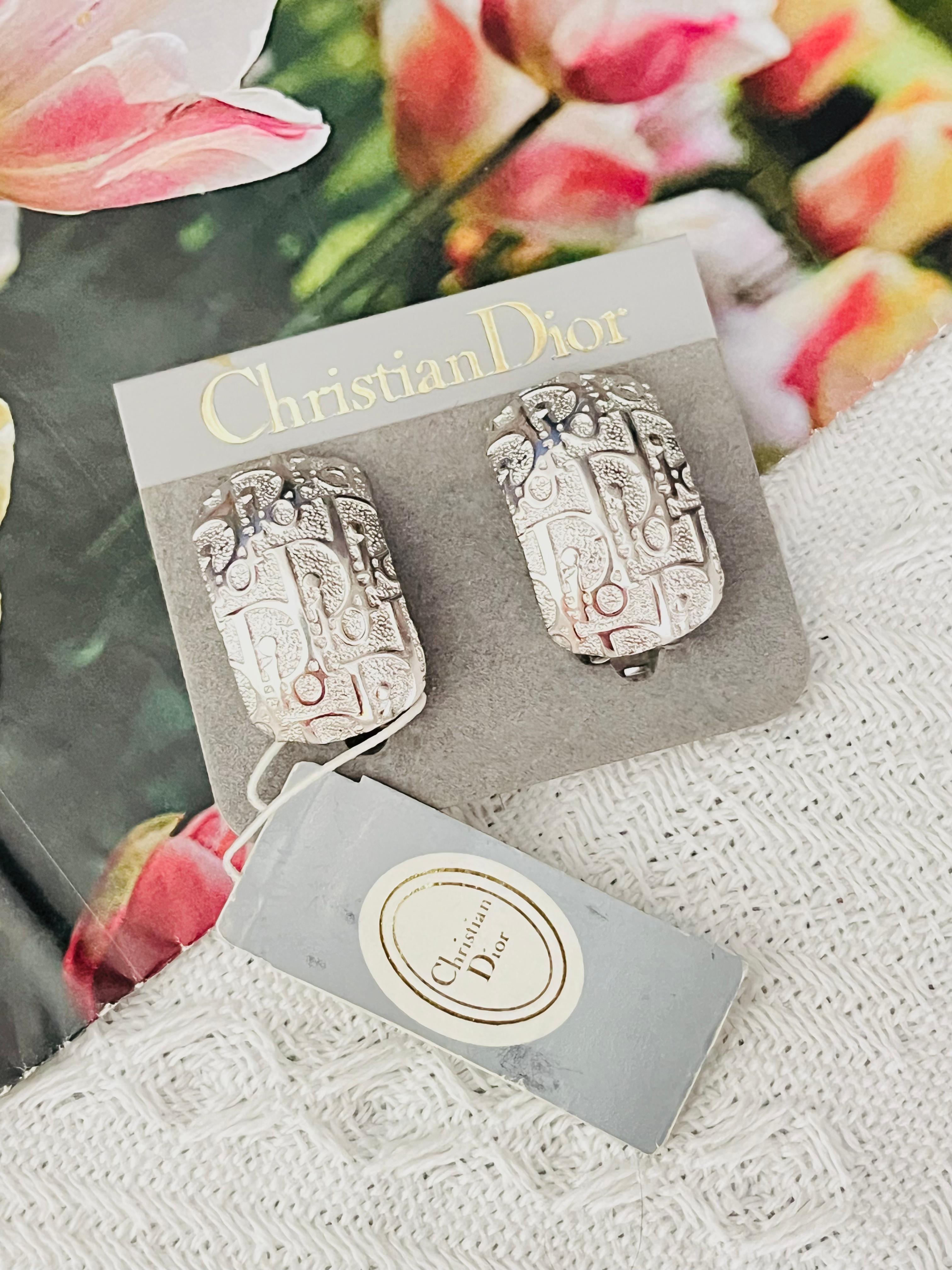 Christian Dior Vintage 1980s Unisex Logo Monogram Rechteck Kuppel Elegant Modernist Clip Ohrringe, versilbert

Sehr guter Zustand. Fast neu. 100% echt.

Ein sehr schönes Paar Ohrringe von Chr. DIOR, signiert auf der Rückseite. Kommt mit