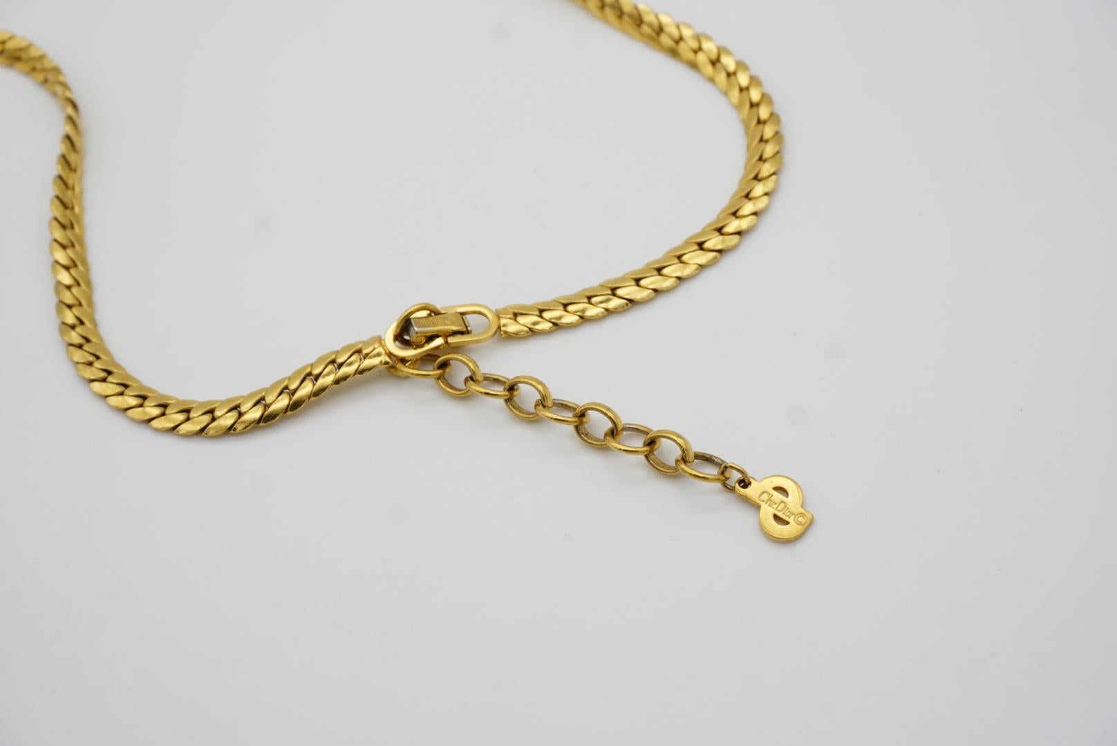 Christian Dior Vintage 1980s Long Bar Crystals Lock Twist Gold Pendant Necklace For Sale 5