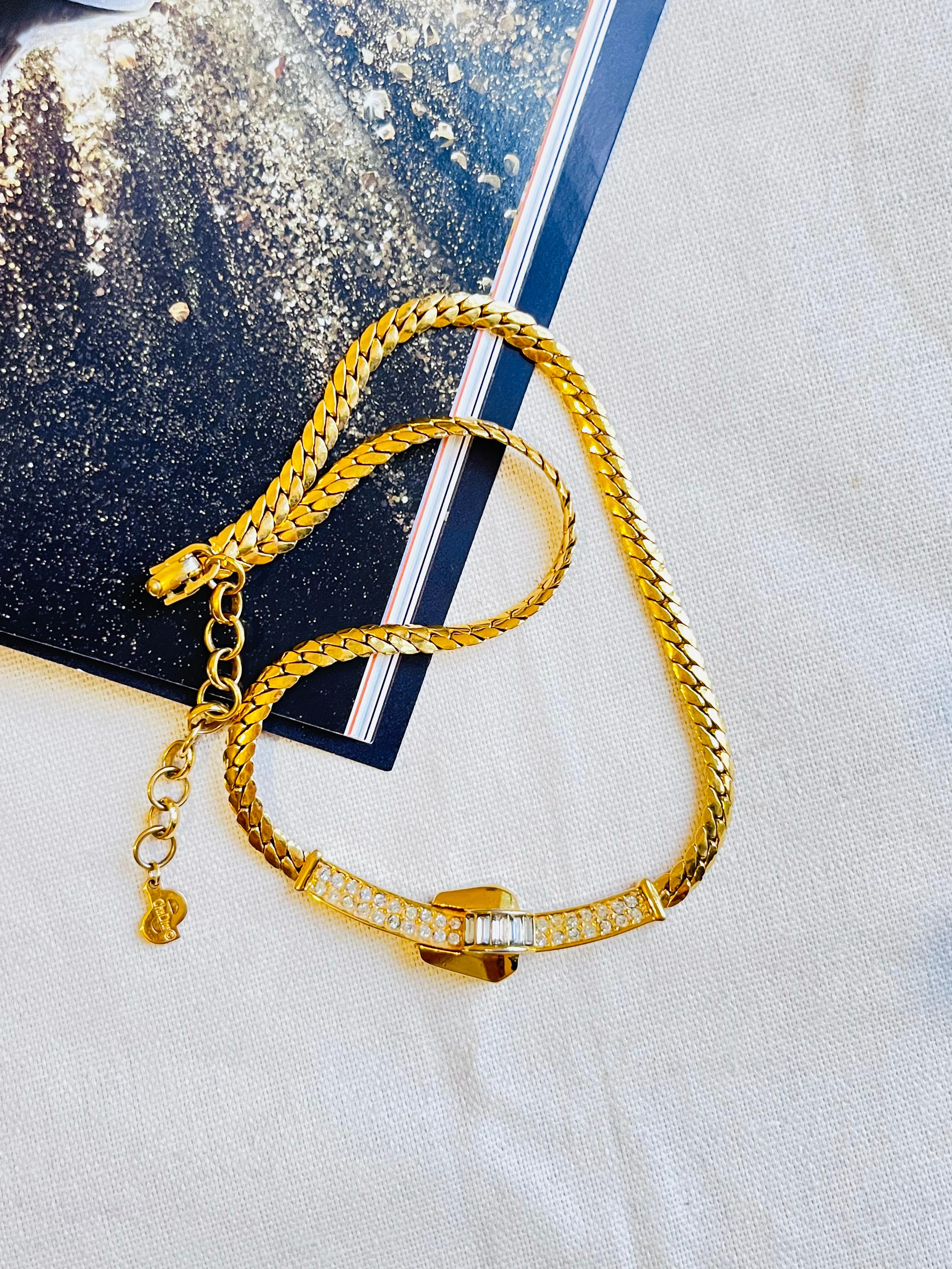 Very excellent condition and very new. Colour loss at the clasp. 

Marked 'Chr.Dior (C) '. 100% Genuine.

It is around 40 years old. This is a very stylish and rare piece of jewellery.

Length: 32 cm. Extend chain: 6 cm. Pendant: 5.5*1.5